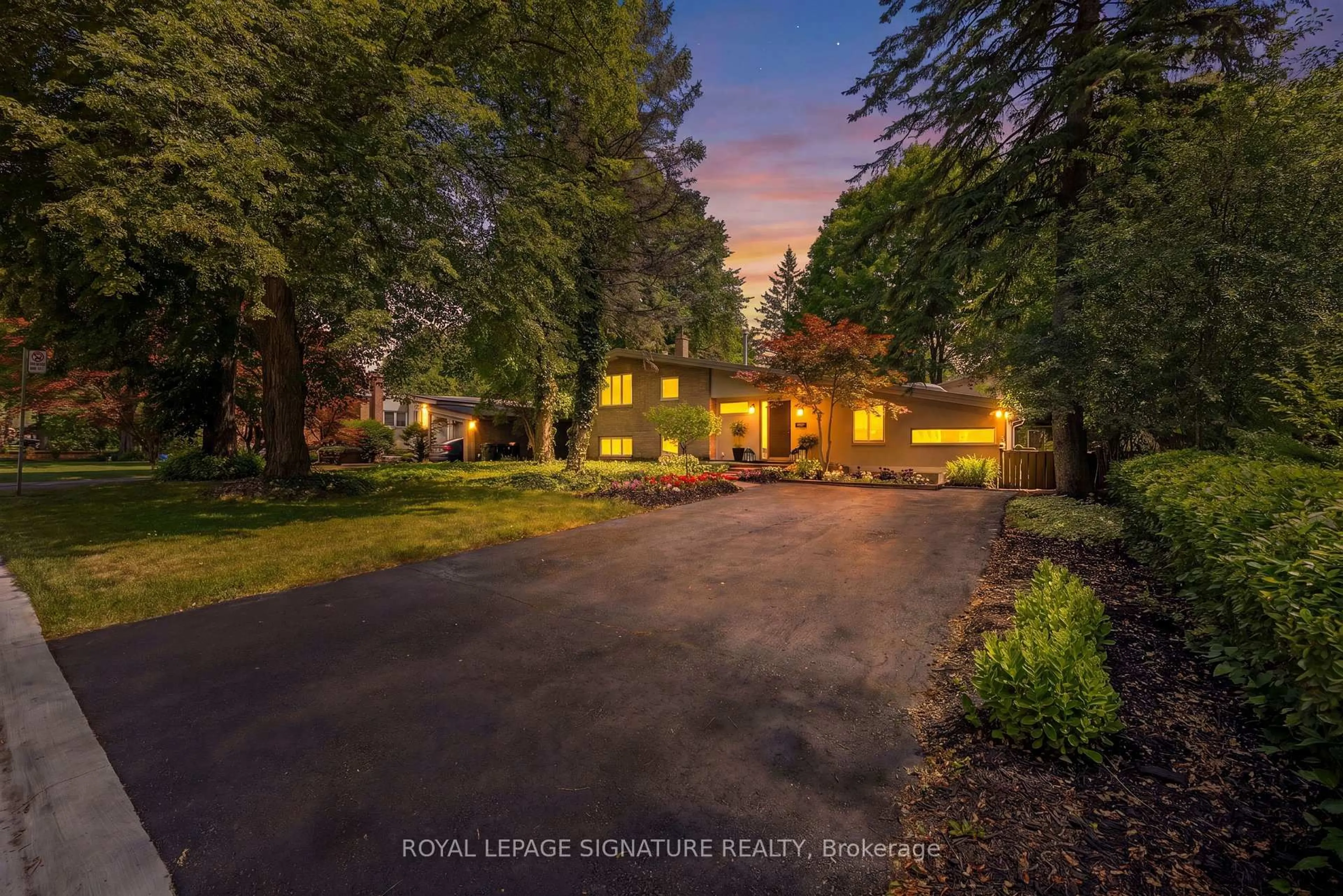 A pic from outside/outdoor area/front of a property/back of a property/a pic from drone, street for 29 Farmcote Rd, Toronto Ontario M3B 2Z6