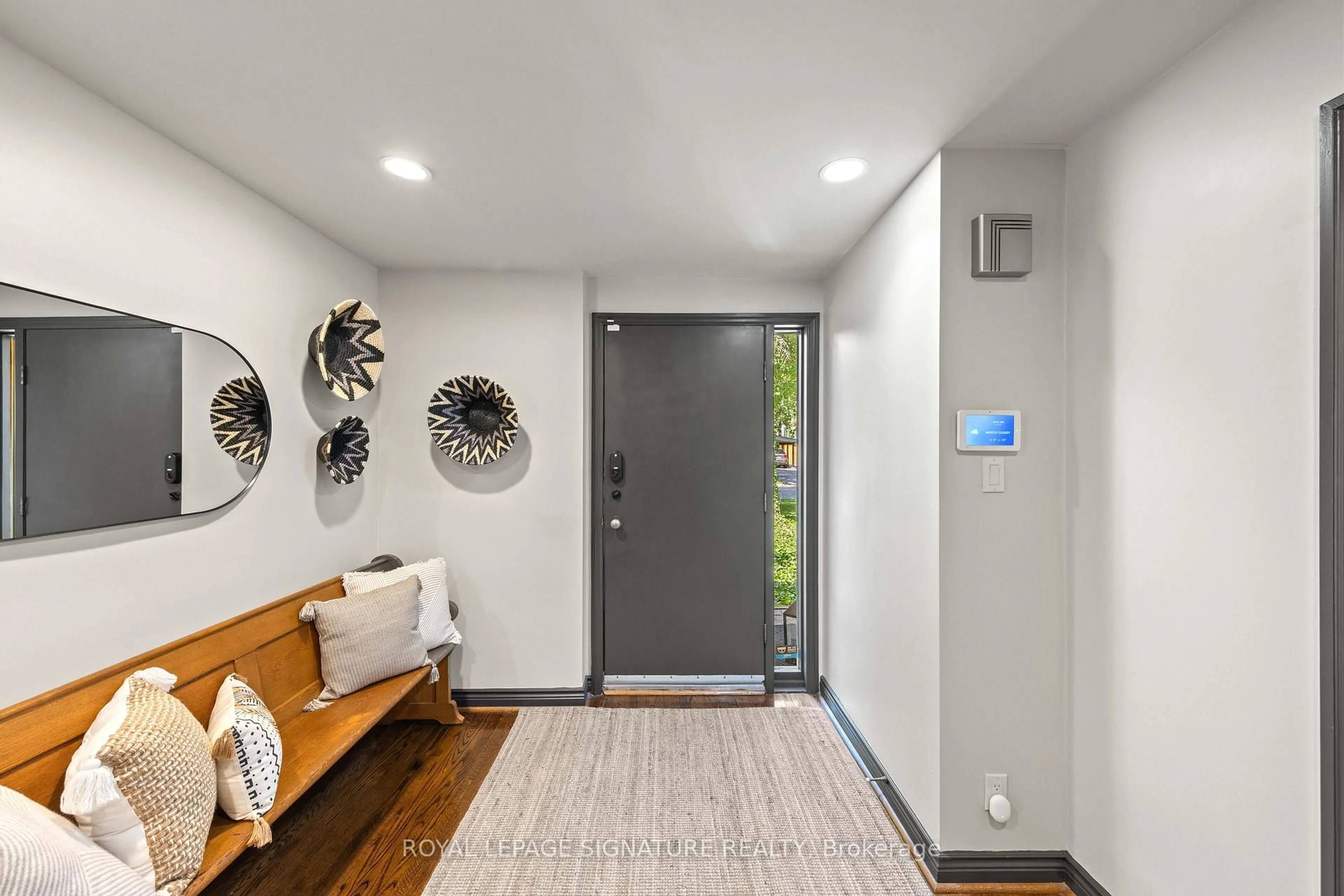 Indoor entryway for 29 Farmcote Rd, Toronto Ontario M3B 2Z6