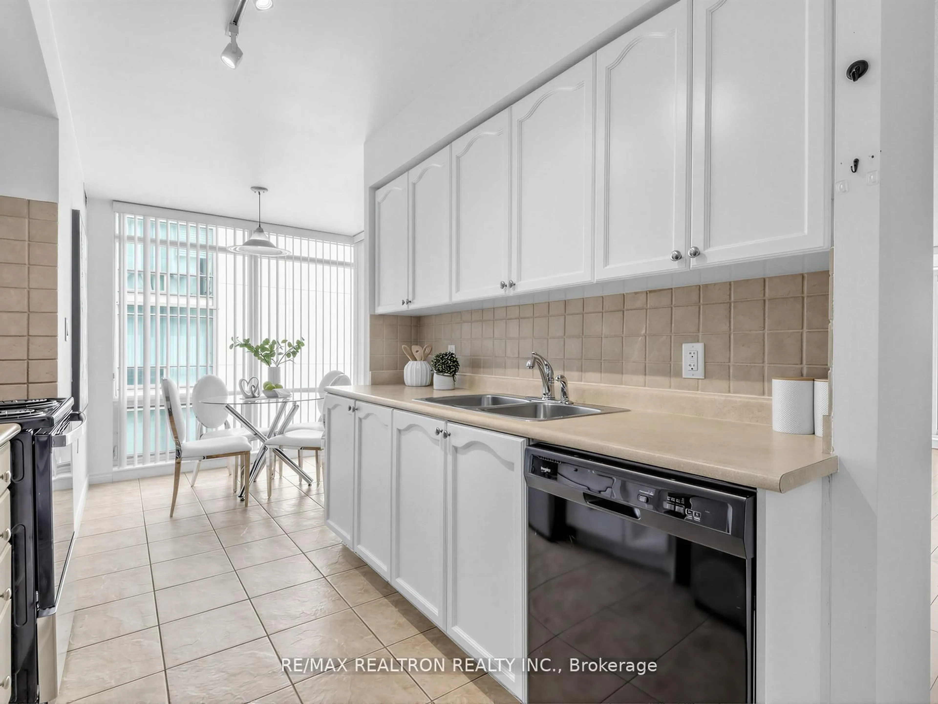 Unknown for 3830 Bathurst St #512, Toronto Ontario M3H 6C5