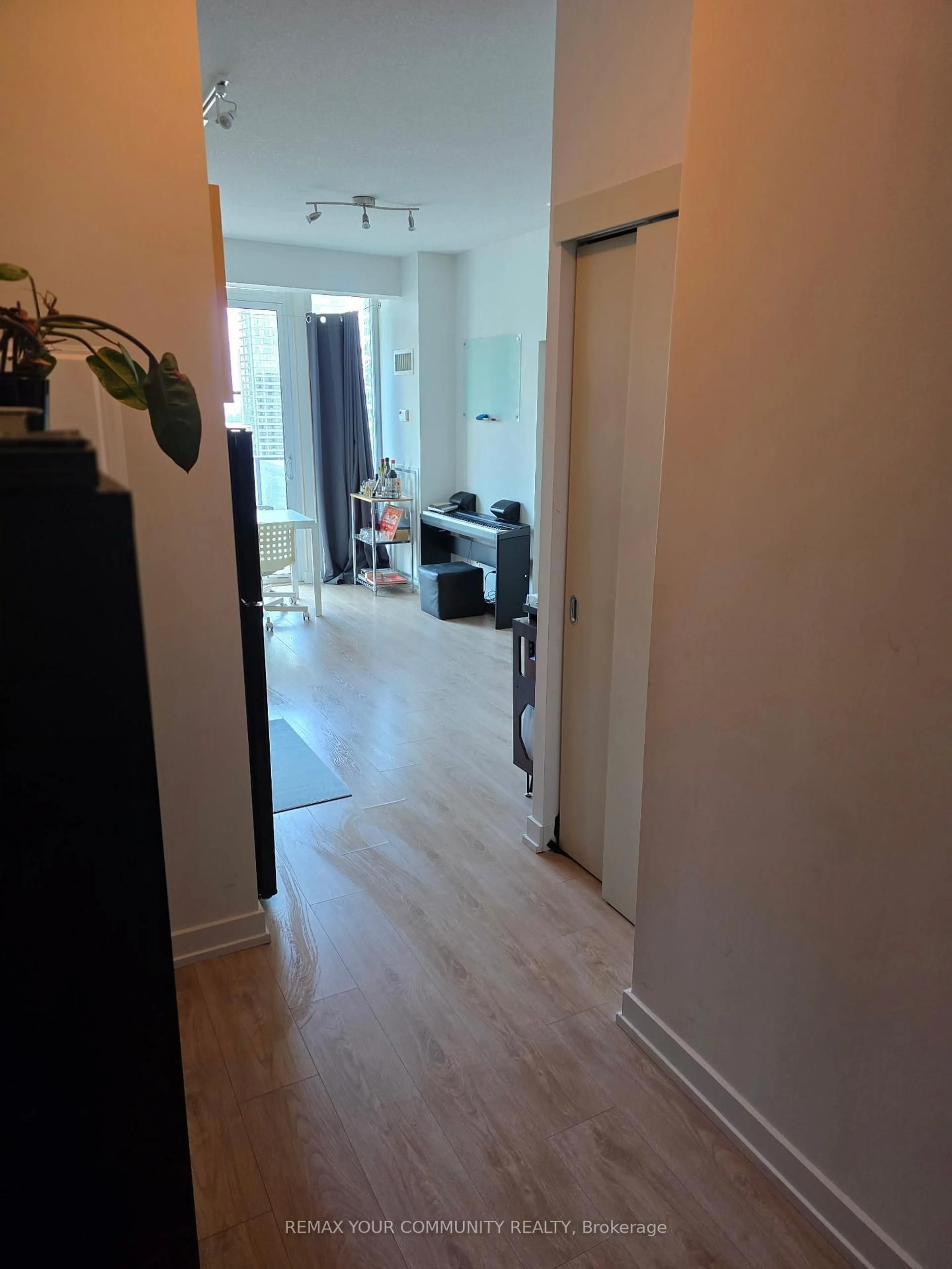 A pic of a room for 126 Simcoe St #1809, Toronto Ontario M5H 4E6