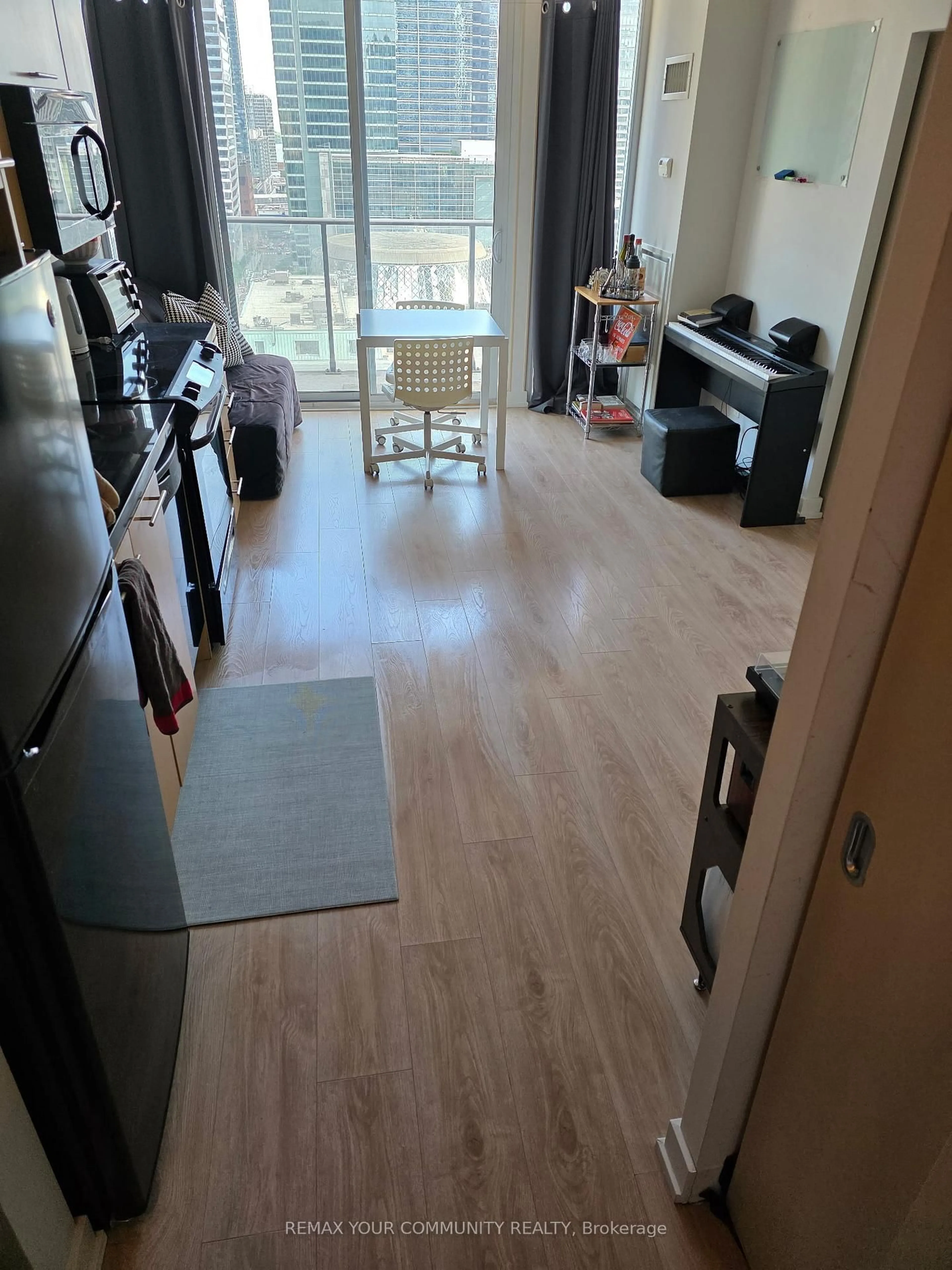 A pic of a room for 126 Simcoe St #1809, Toronto Ontario M5H 4E6