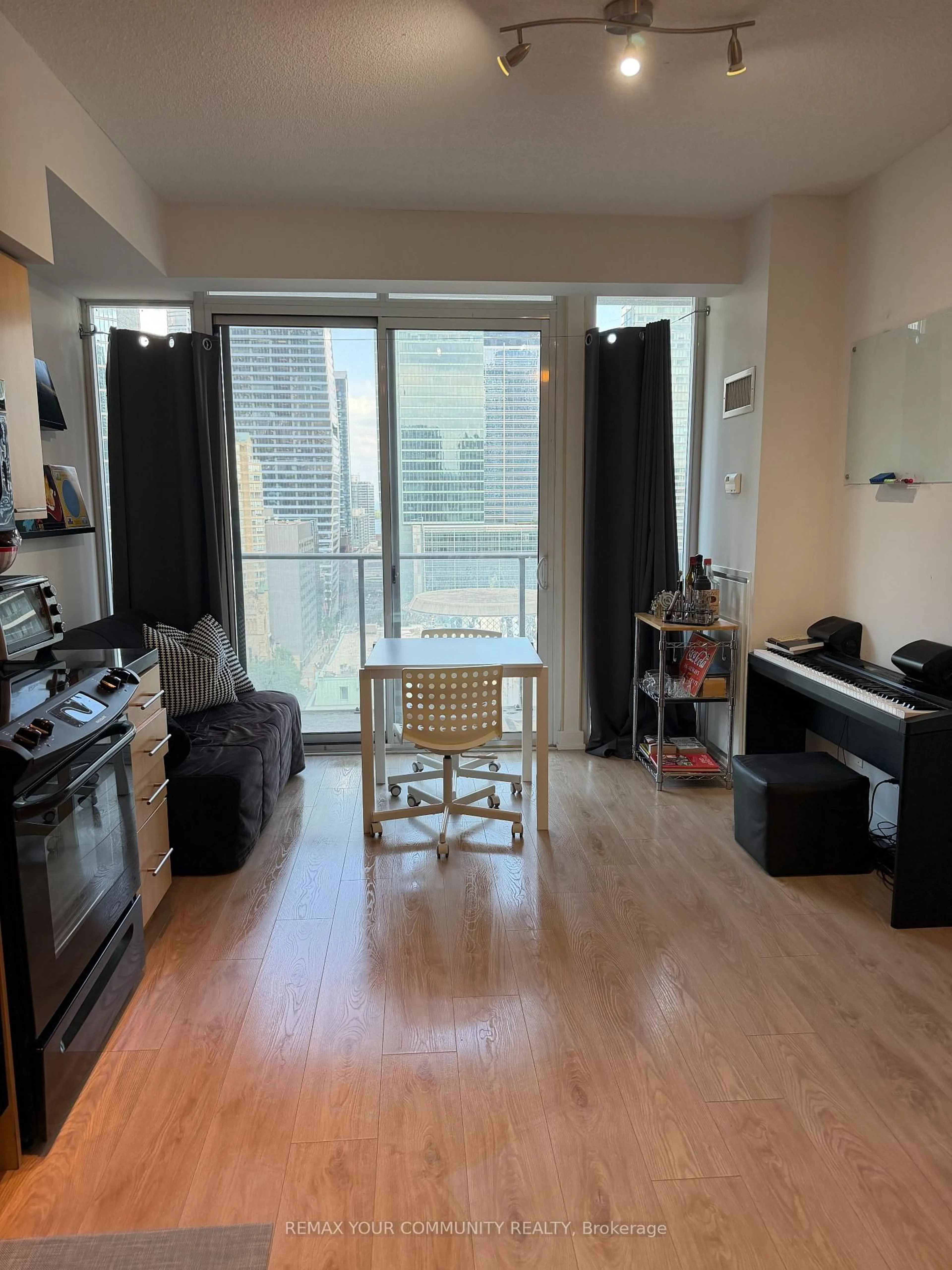 A pic of a room for 126 Simcoe St #1809, Toronto Ontario M5H 4E6
