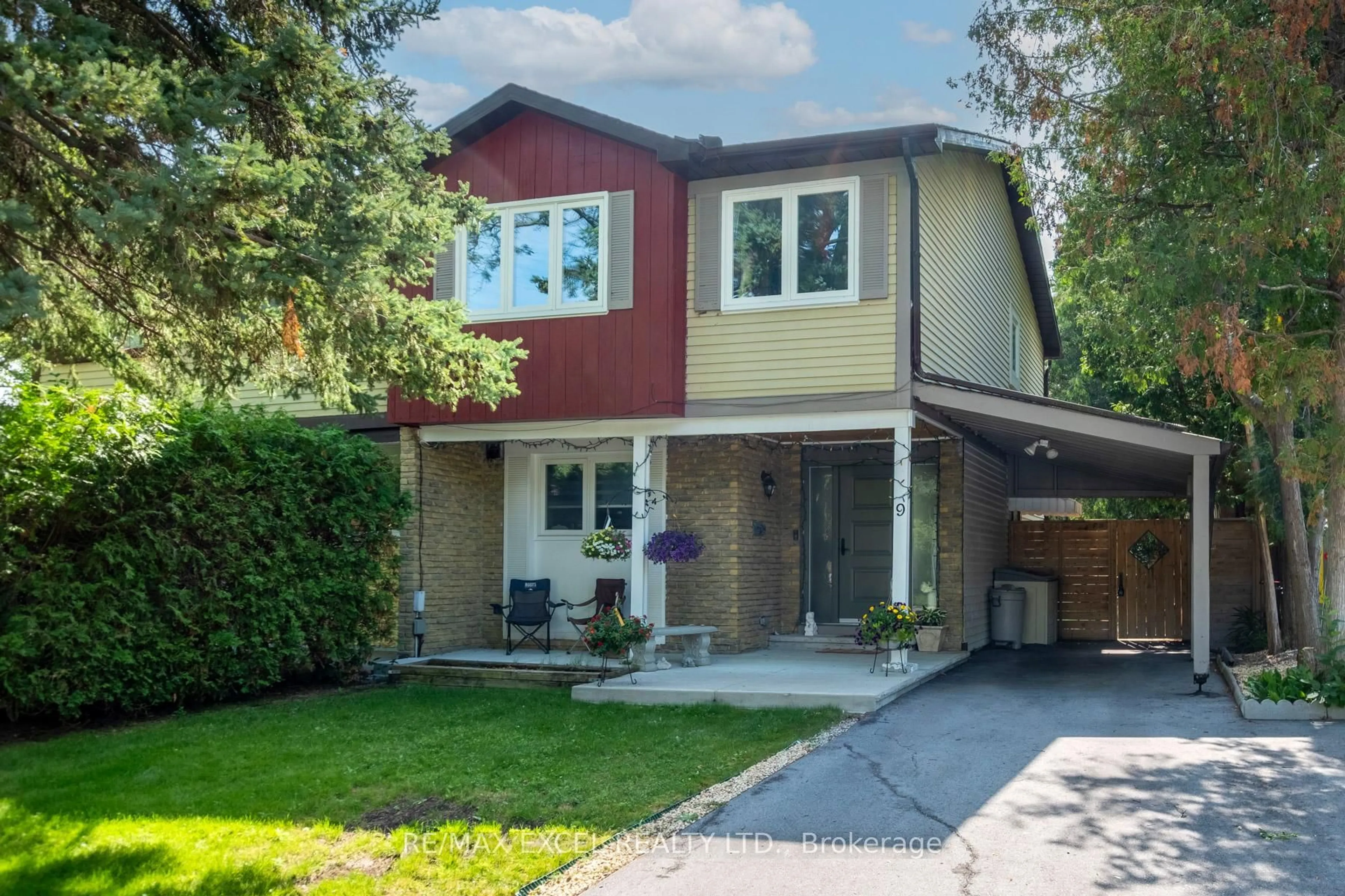 Home with vinyl exterior material, street for 9 Applegate Cres, Toronto Ontario M2H 2R5