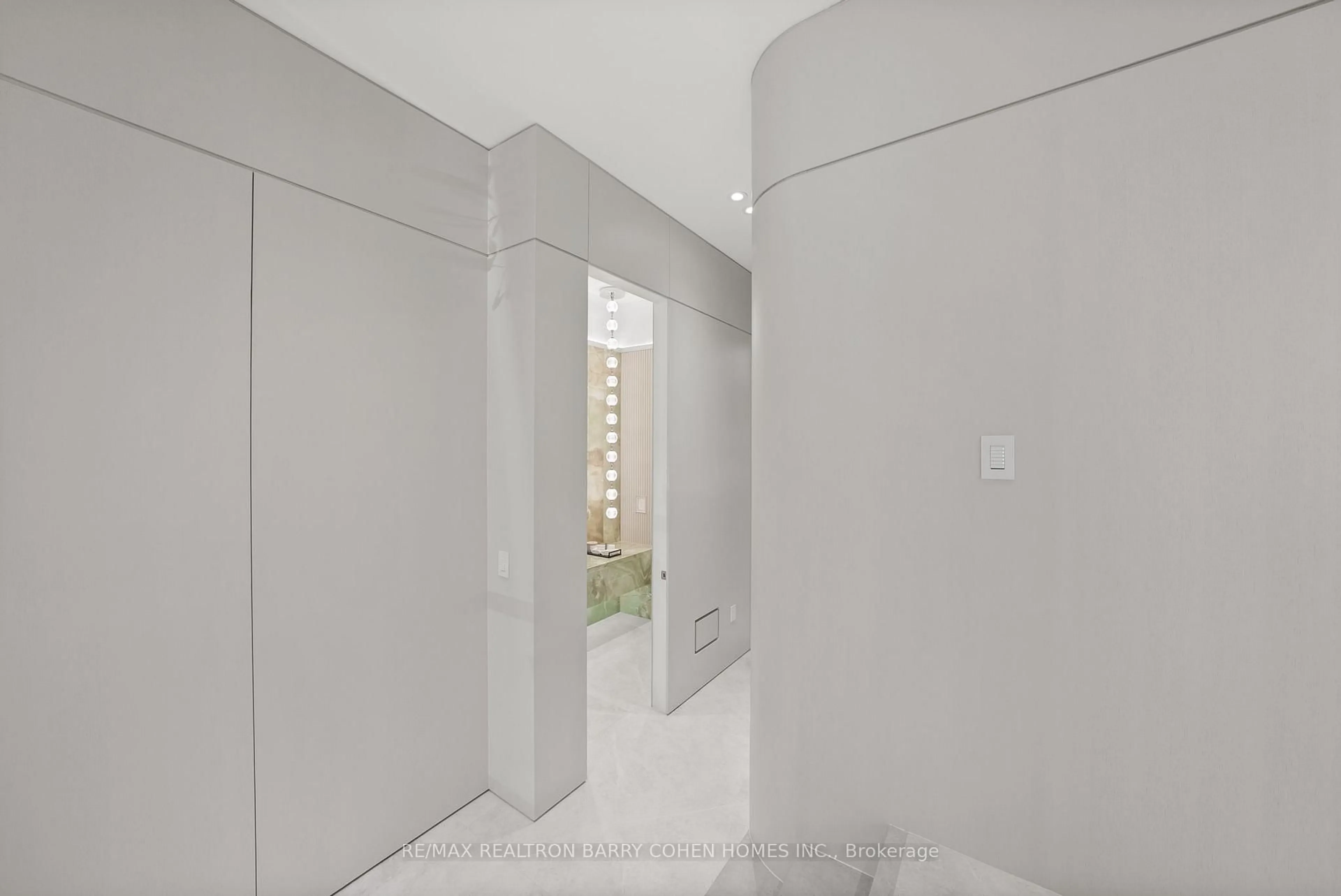 Indoor foyer for 39 Chudleigh Ave, Toronto Ontario M4R 1T1