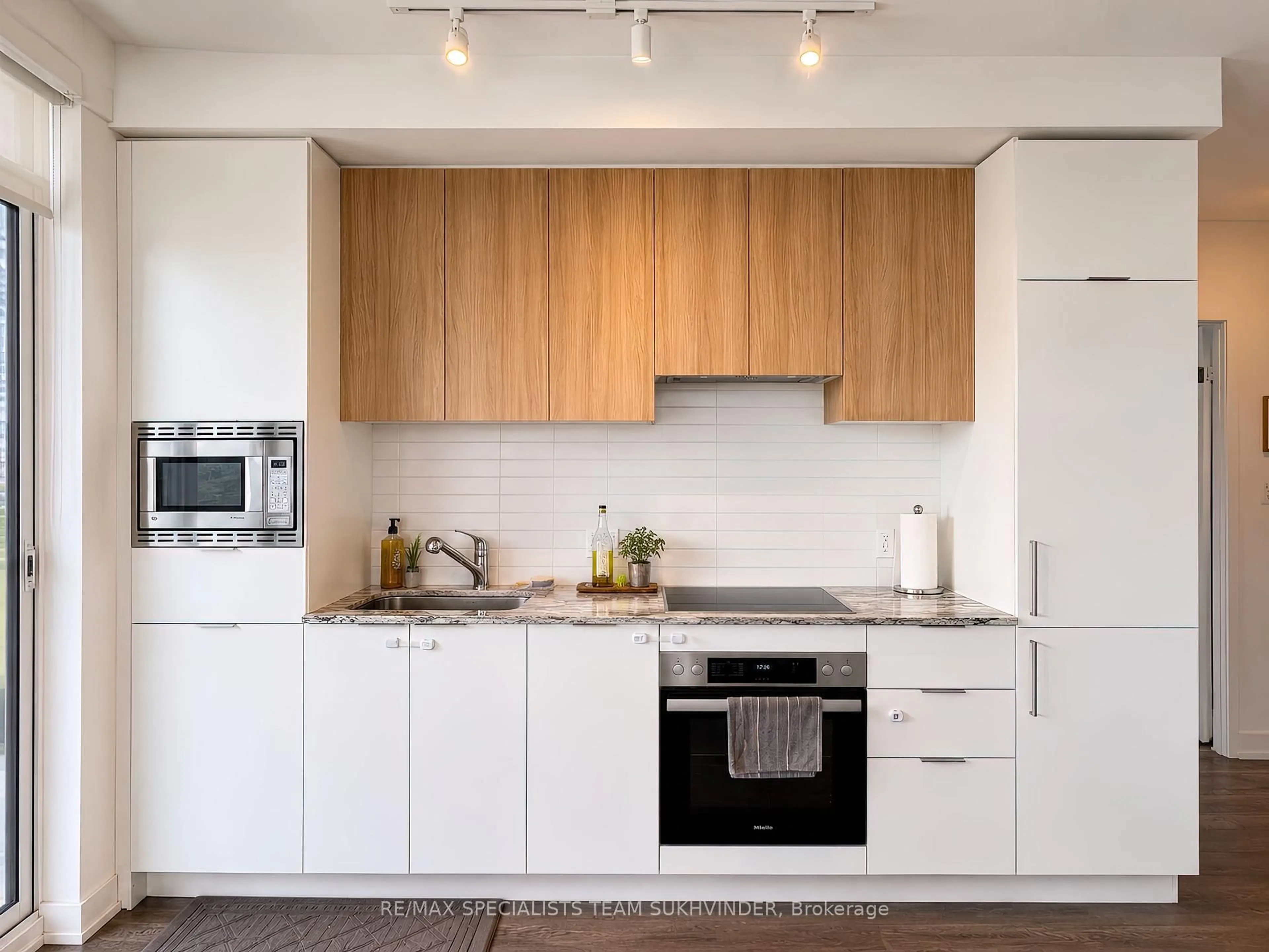 Standard kitchen, wood/laminate floor for 50 O'Neill Rd #1511, Toronto Ontario M3C 0R1