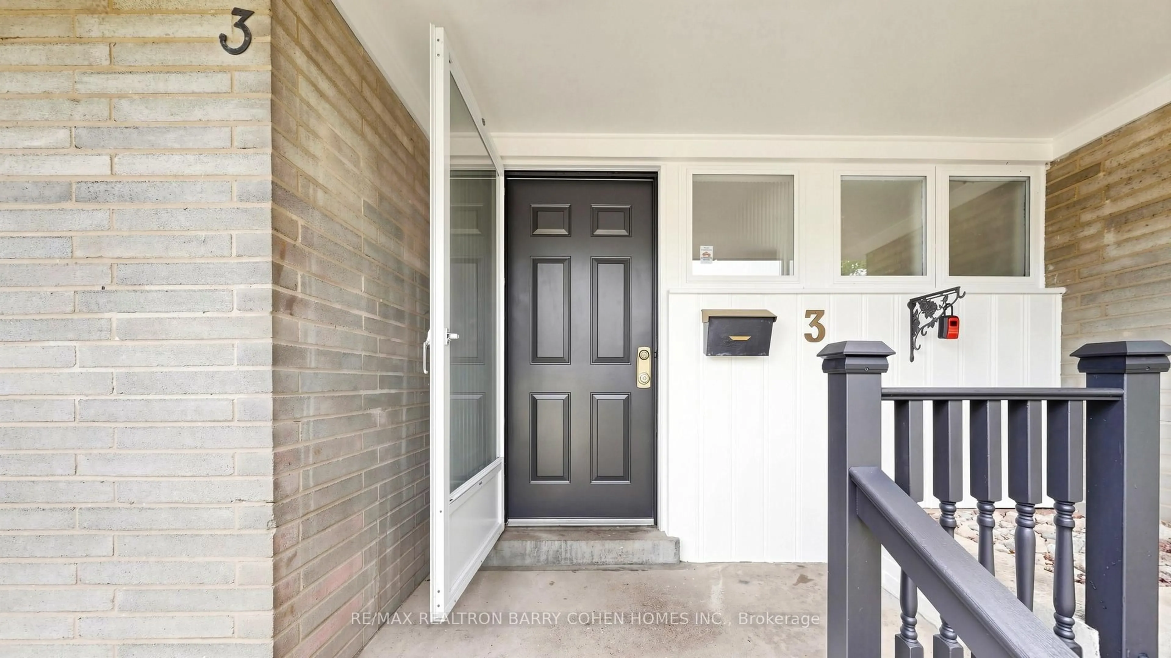 Indoor entryway for 3 Greengate Rd, Toronto Ontario M3B 1E7