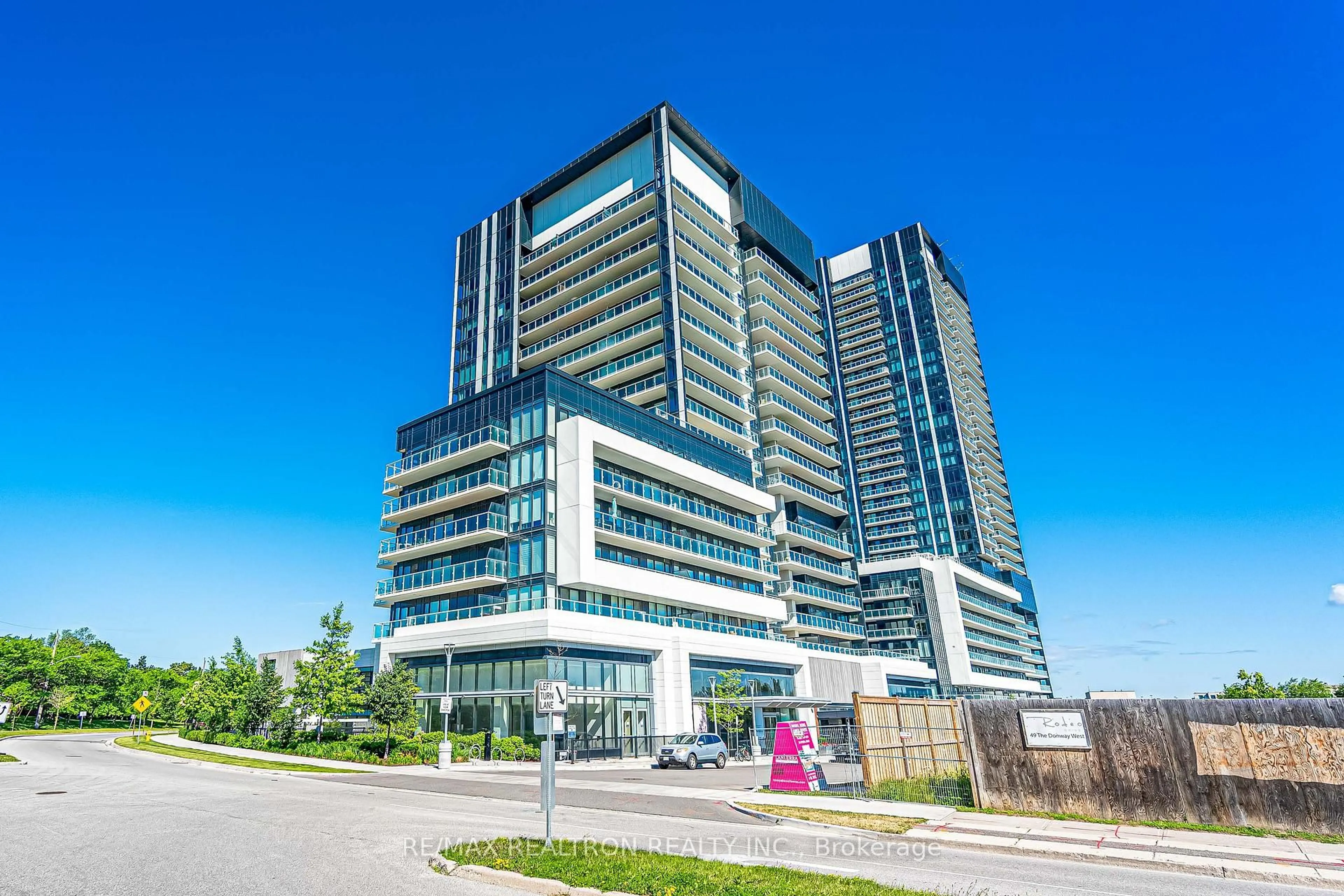 Indoor foyer for 20 Oneill Rd #637, Toronto Ontario M3C 0R2