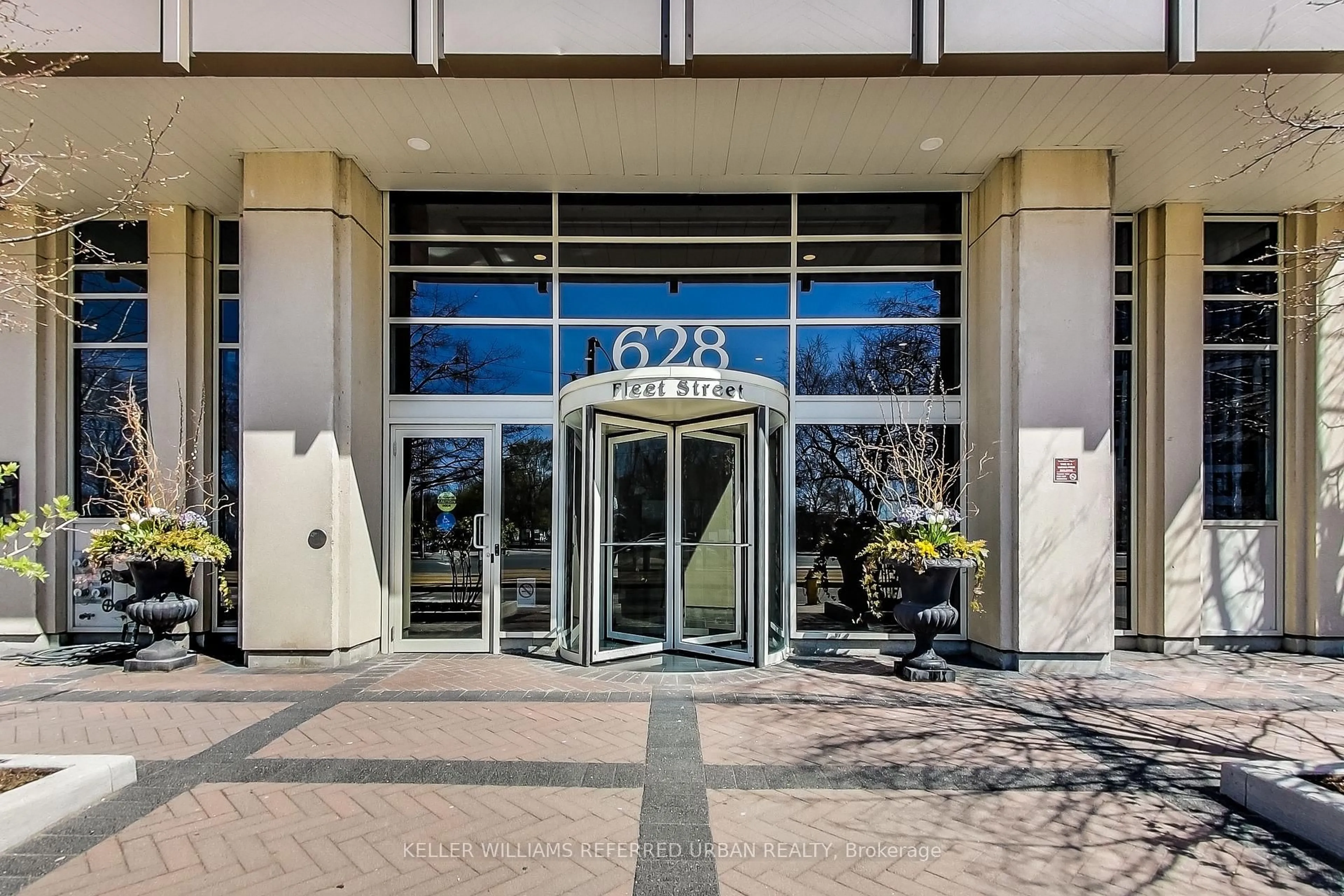 Indoor foyer for 628 Fleet St #624, Toronto Ontario M5V 1A8