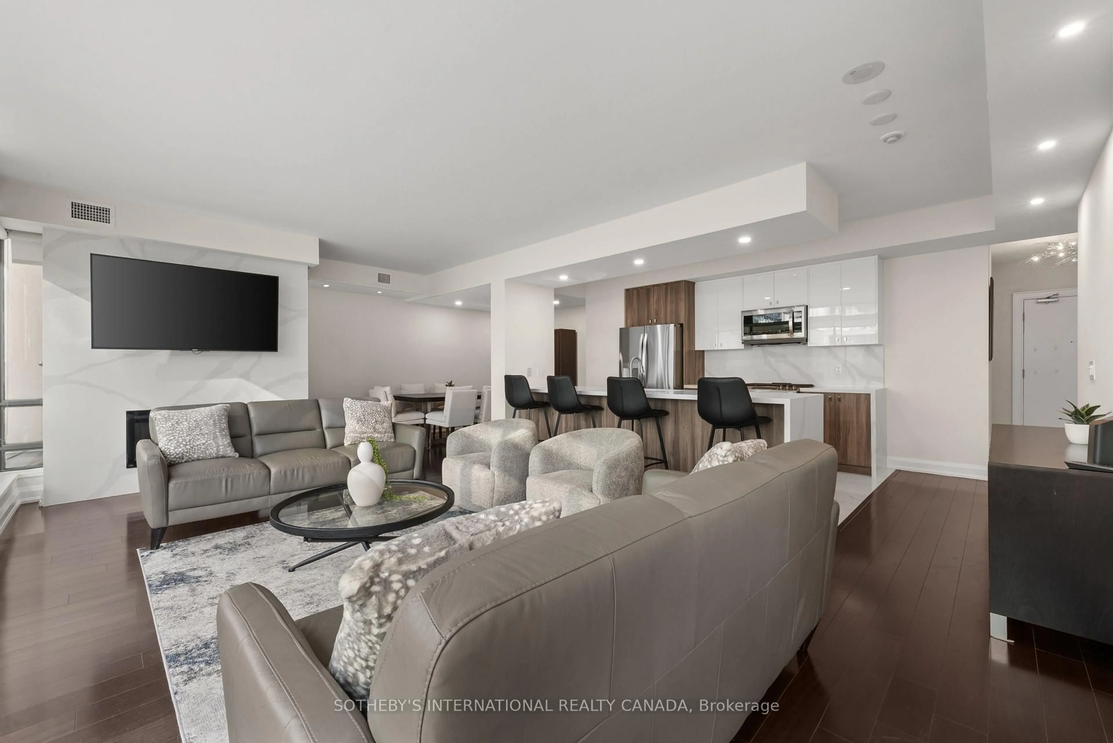Living room with furniture, unknown for 438 King St #1501, Toronto Ontario M5V 3T9