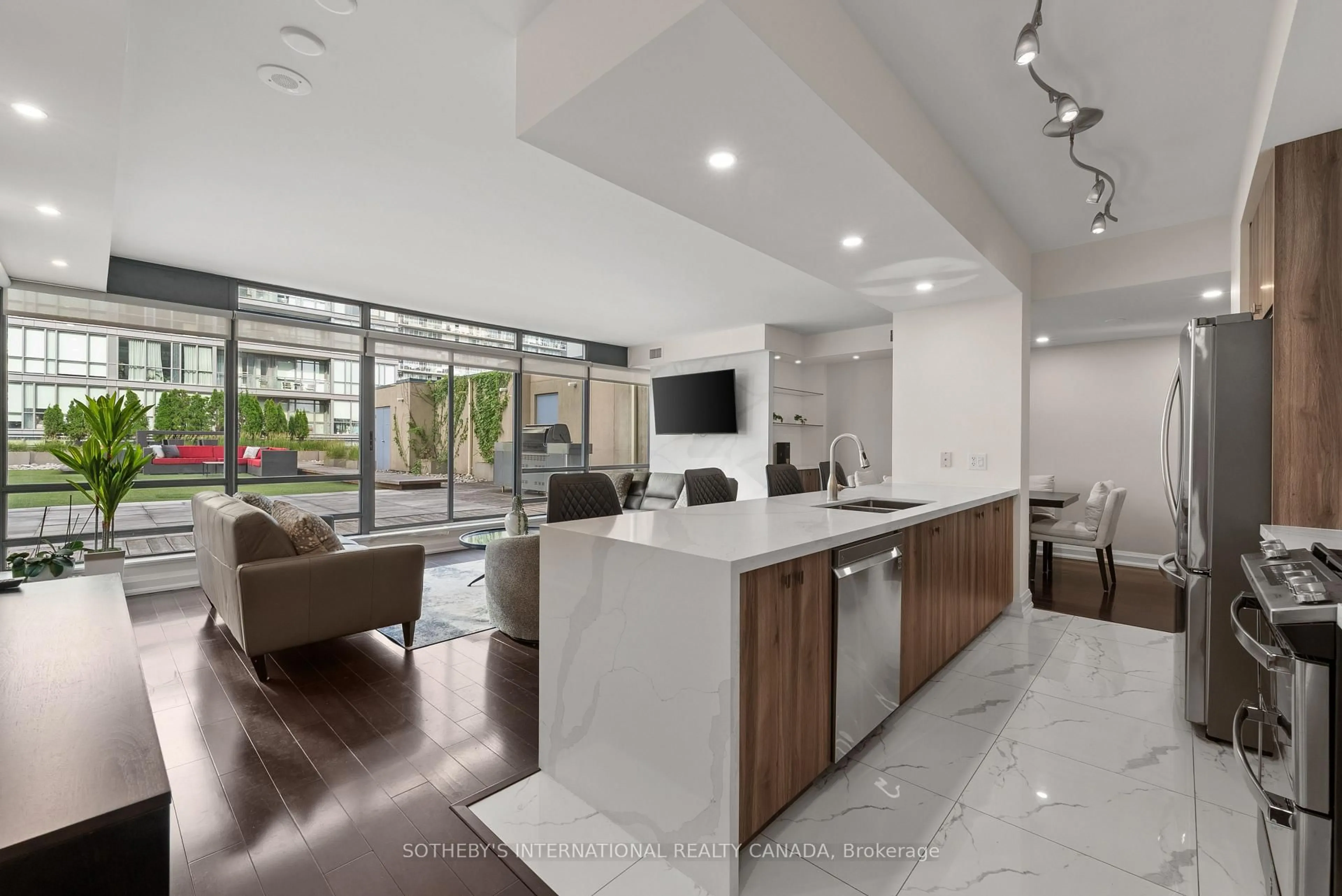 Open concept kitchen, ceramic/tile floor for 438 King St #1501, Toronto Ontario M5V 3T9