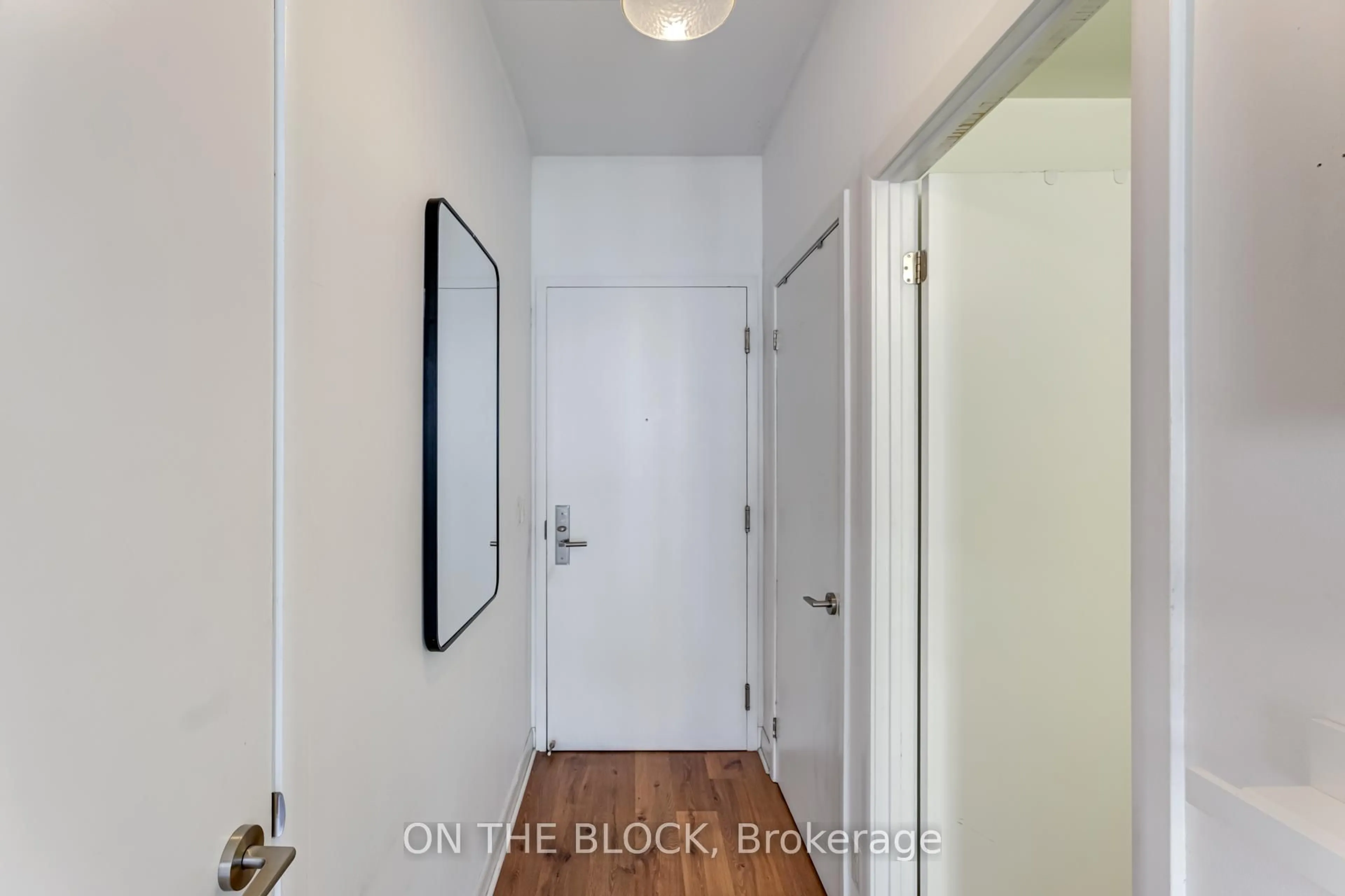 Indoor entryway for 478 King St #616, Toronto Ontario M5V 0A8