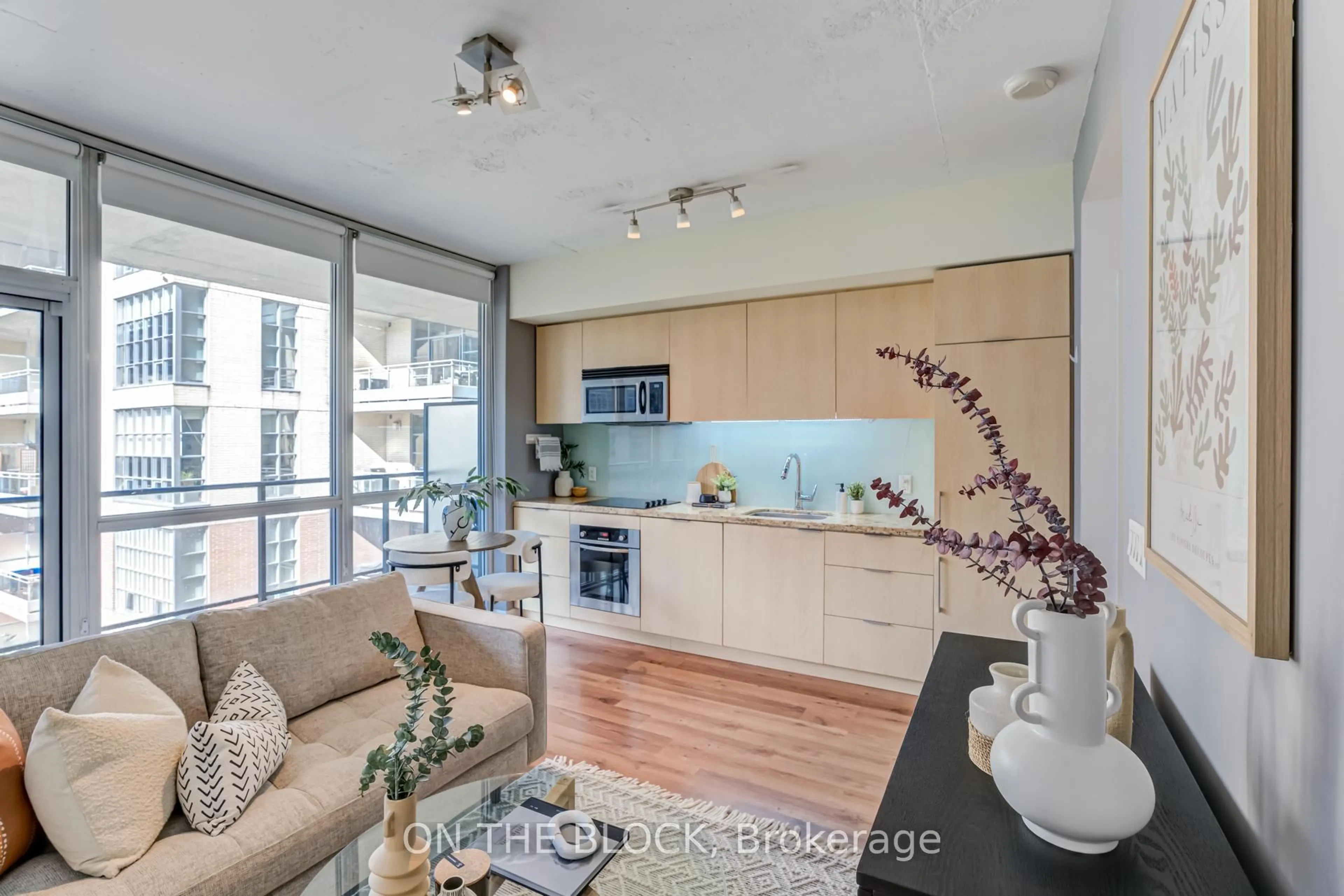 Open concept kitchen, wood/laminate floor for 478 King St #616, Toronto Ontario M5V 0A8