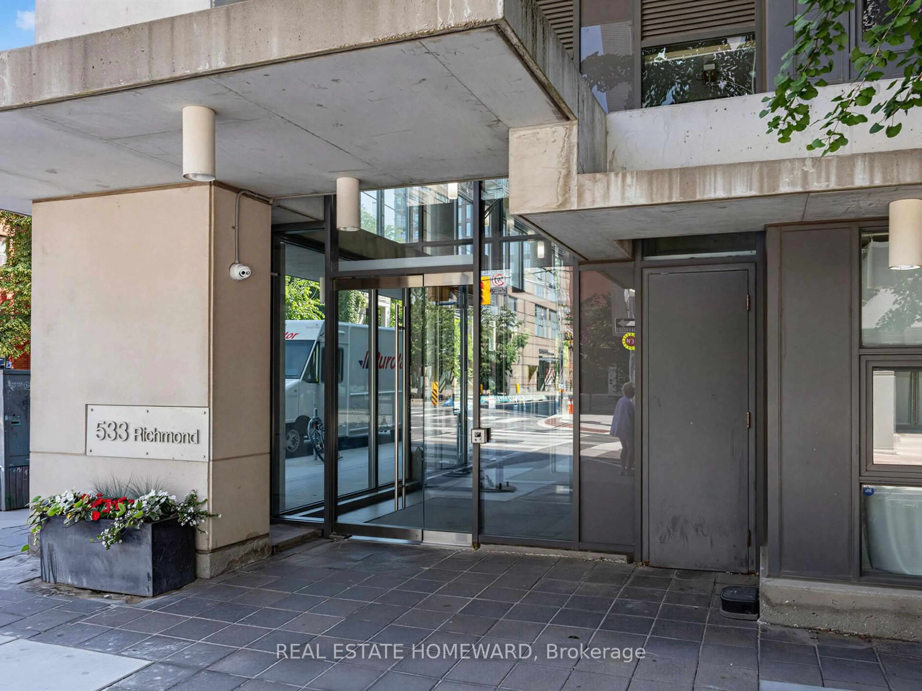 Indoor foyer for 533 Richmond St #706, Toronto Ontario M5V 3Y1