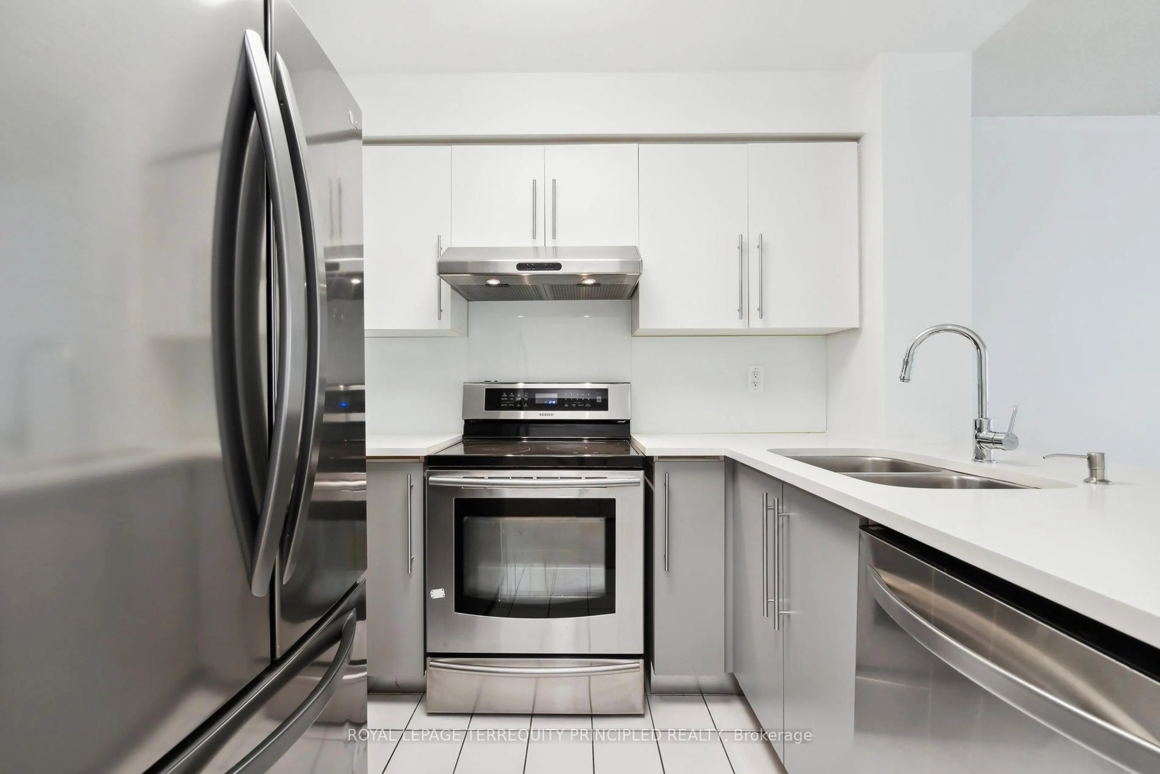 Standard kitchen, ceramic/tile floor for 942 Yonge St #418, Toronto Ontario M4W 3S8