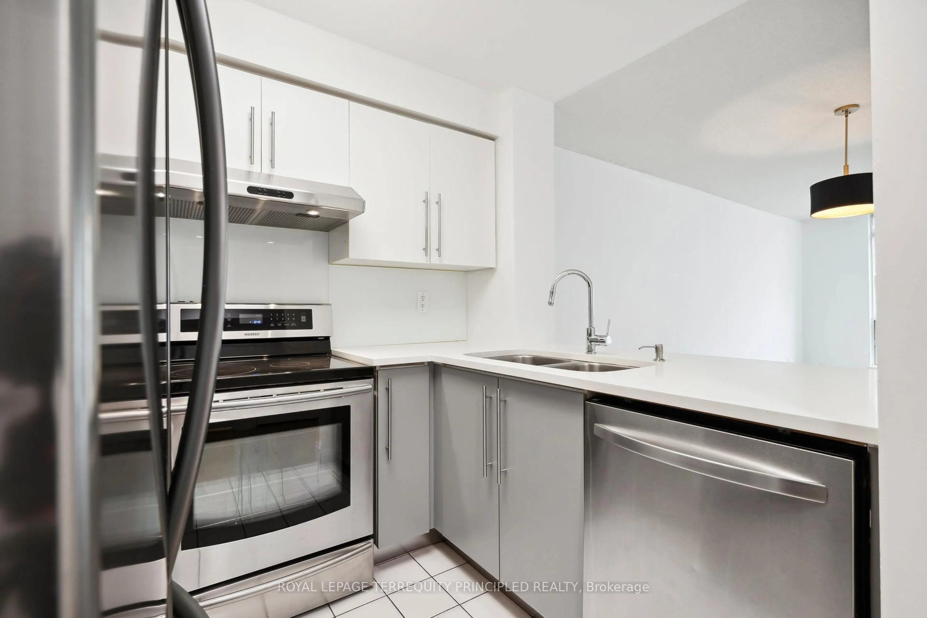 Standard kitchen, unknown for 942 Yonge St #418, Toronto Ontario M4W 3S8