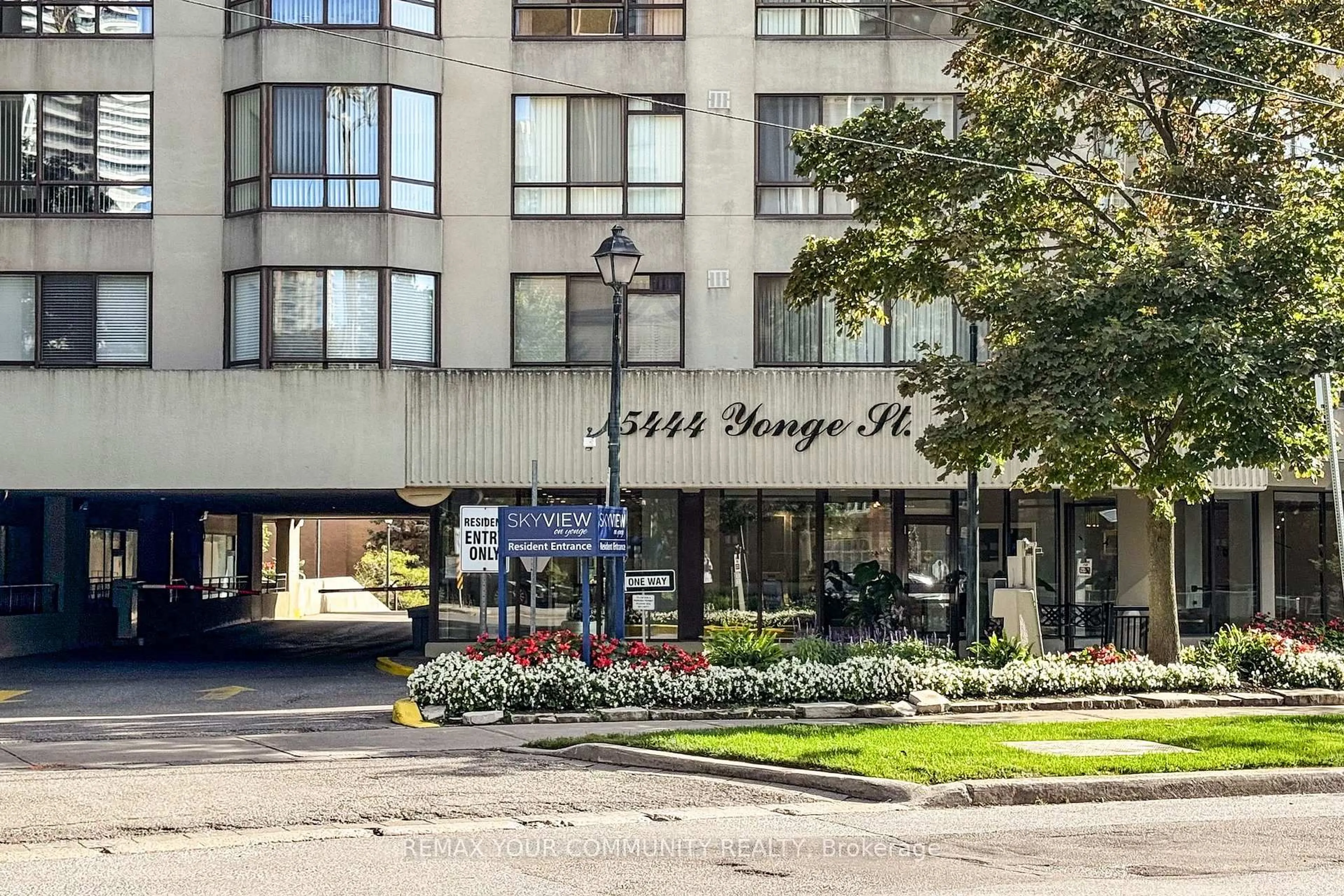 Indoor foyer for 5444 Yonge St #1609, Toronto Ontario M2N 6J4