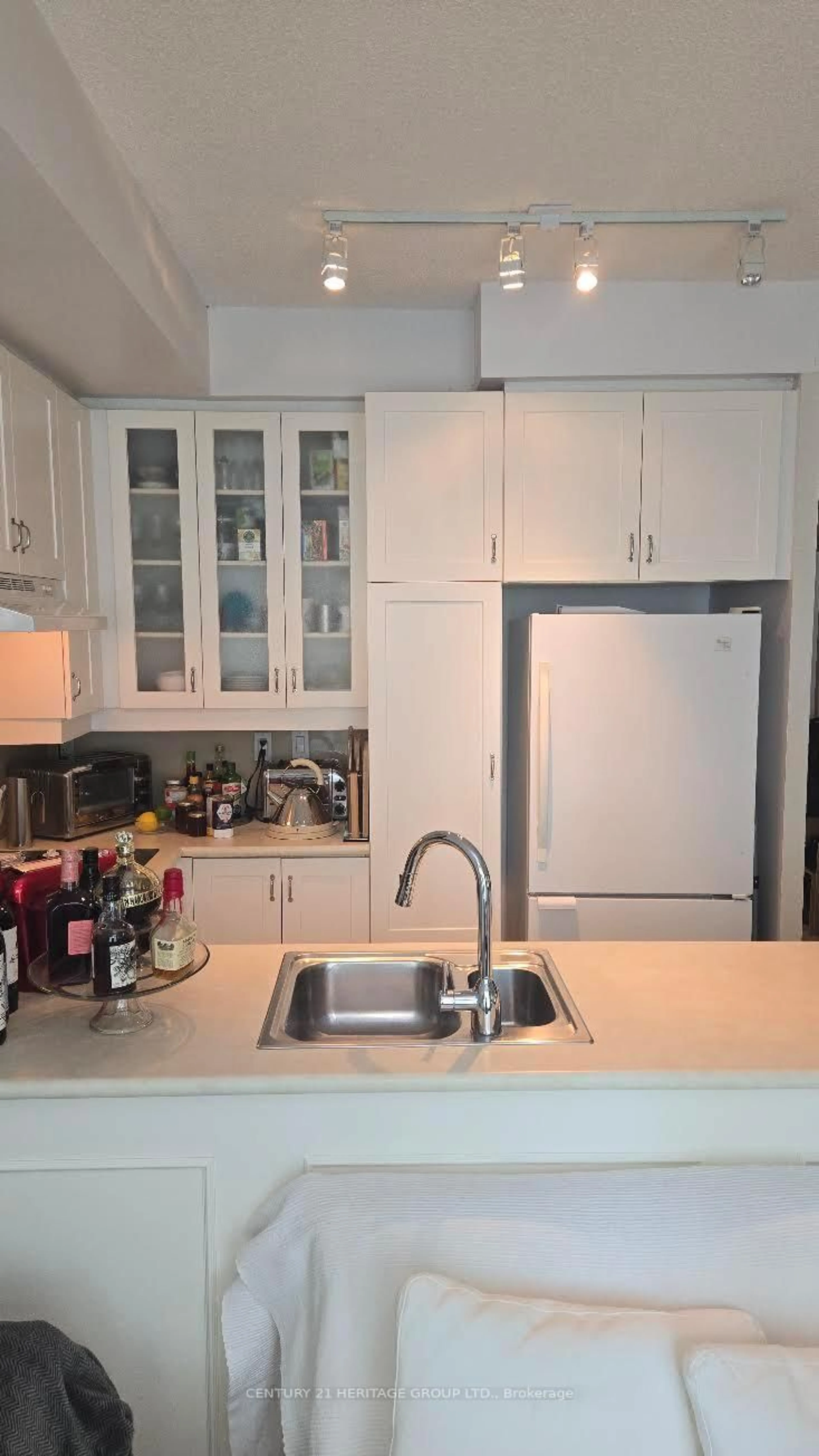 Standard kitchen, unknown for 20 Scrivener Sq #312, Toronto Ontario M4W 3X9