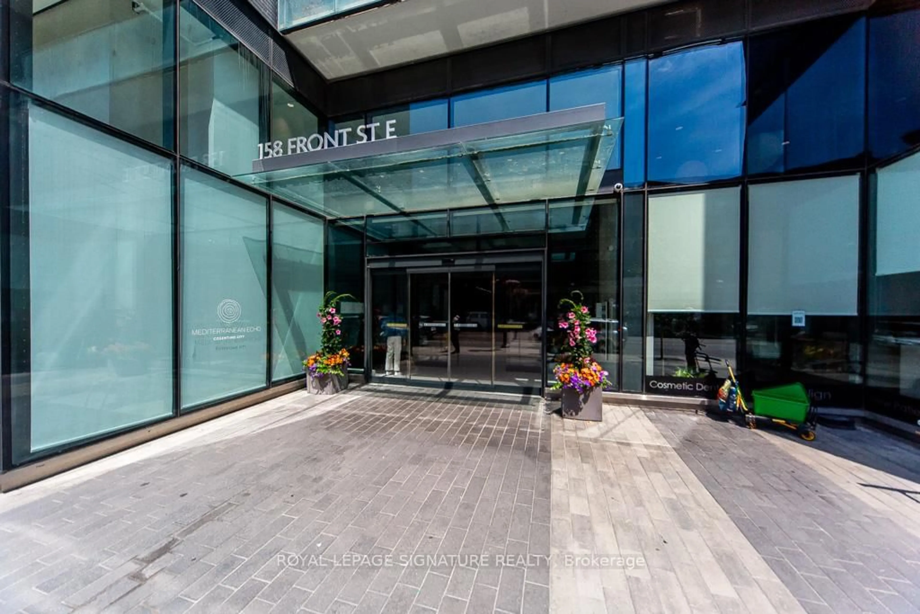 Patio, street for 158 Front St #1019, Toronto Ontario M5A 0K9