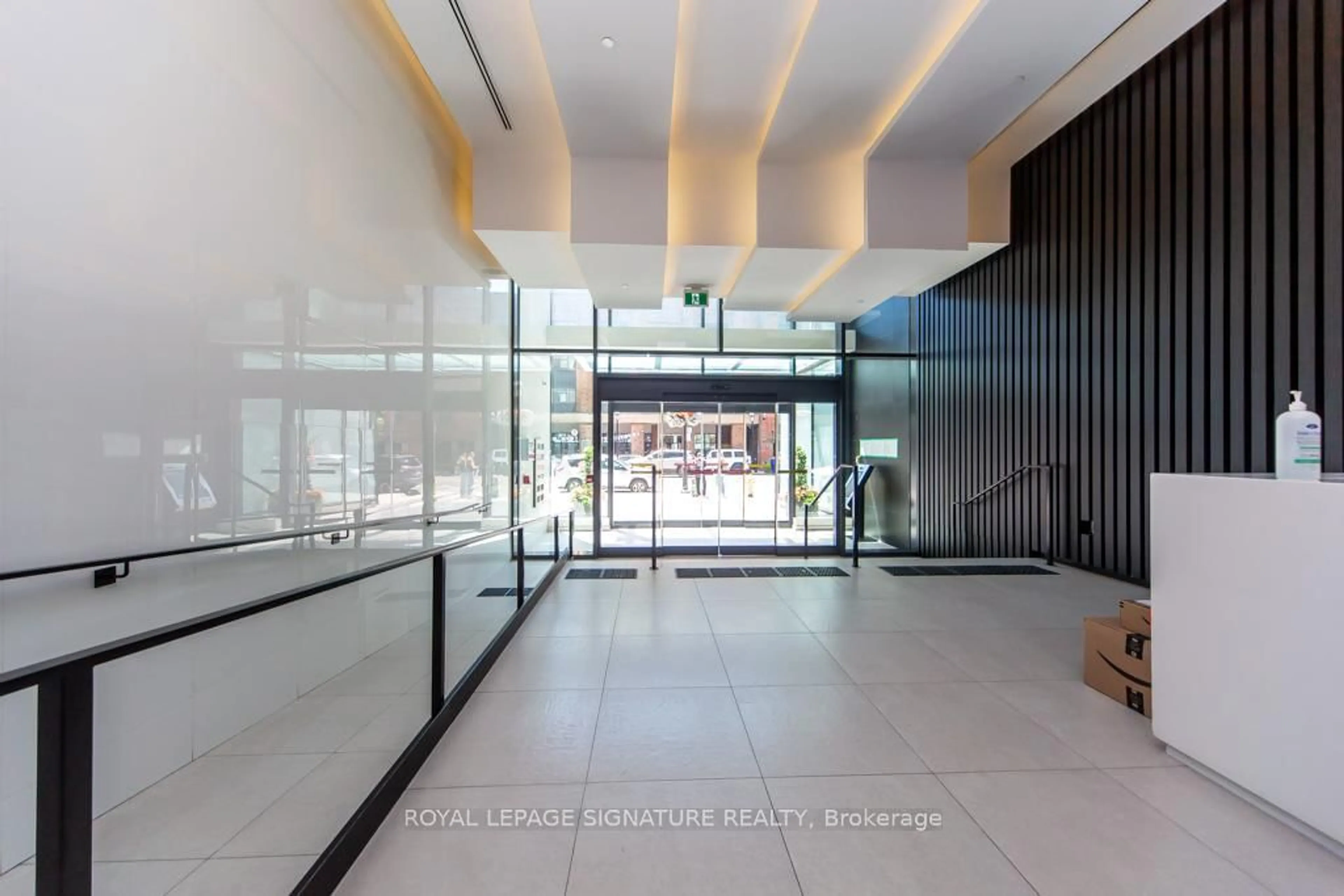 Indoor foyer for 158 Front St #1019, Toronto Ontario M5A 0K9