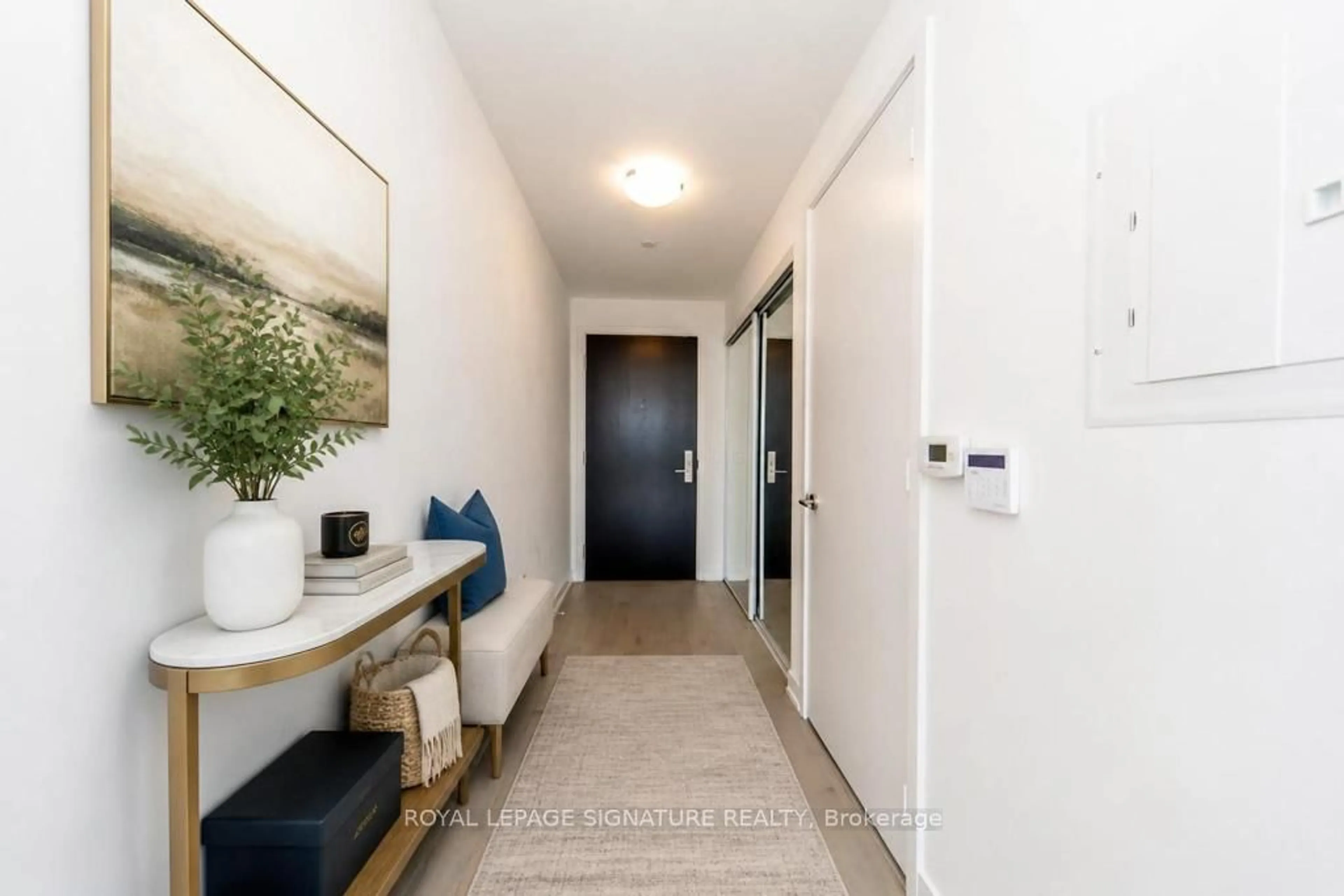 Indoor entryway for 158 Front St #1019, Toronto Ontario M5A 0K9