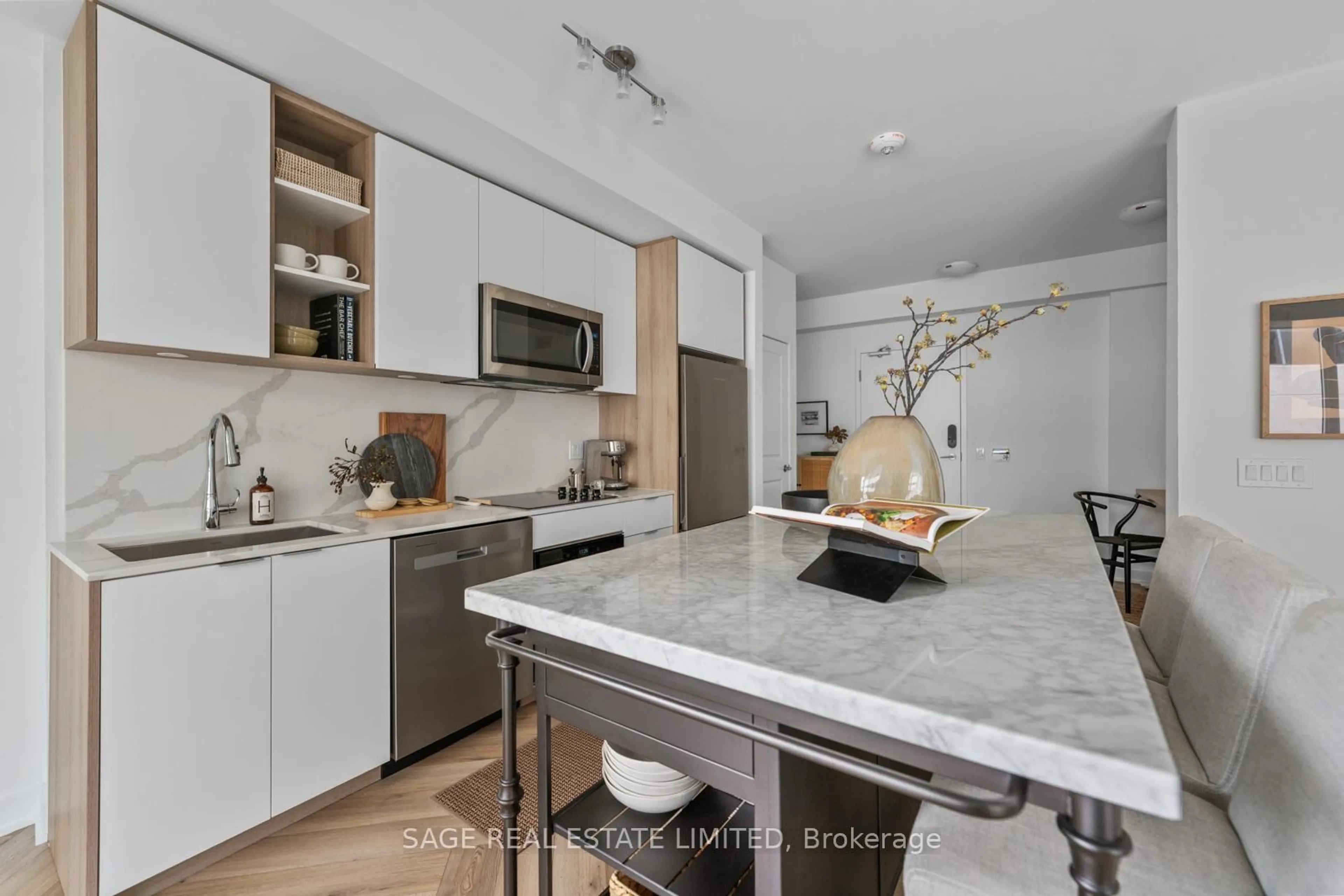 Open concept kitchen, ceramic/tile floor for 543 Richmond St #1128, Toronto Ontario M5V 0W9