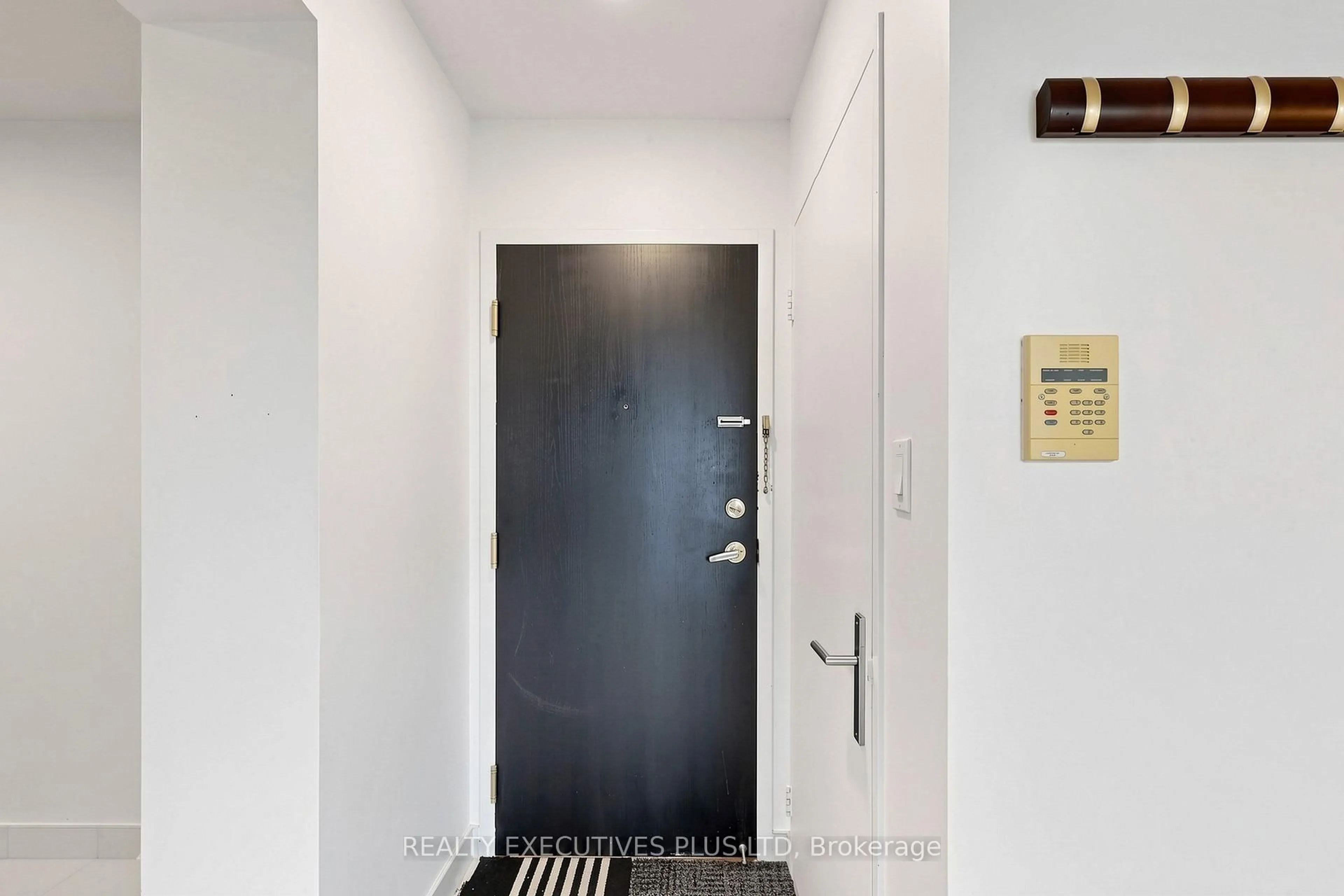Indoor entryway for 18 Hillcrest Ave #604, Toronto Ontario M2N 6T5