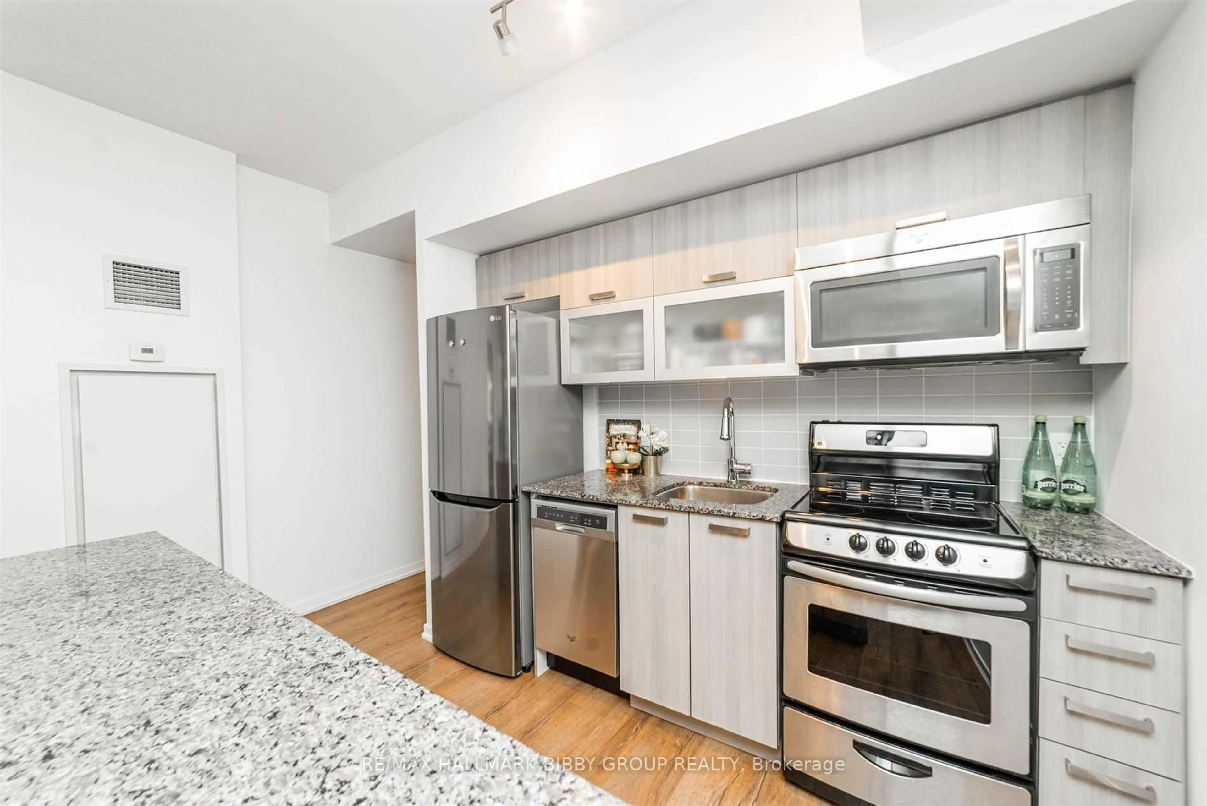 Standard kitchen, unknown for 68 Abell St #622, Toronto Ontario M6J 0A2