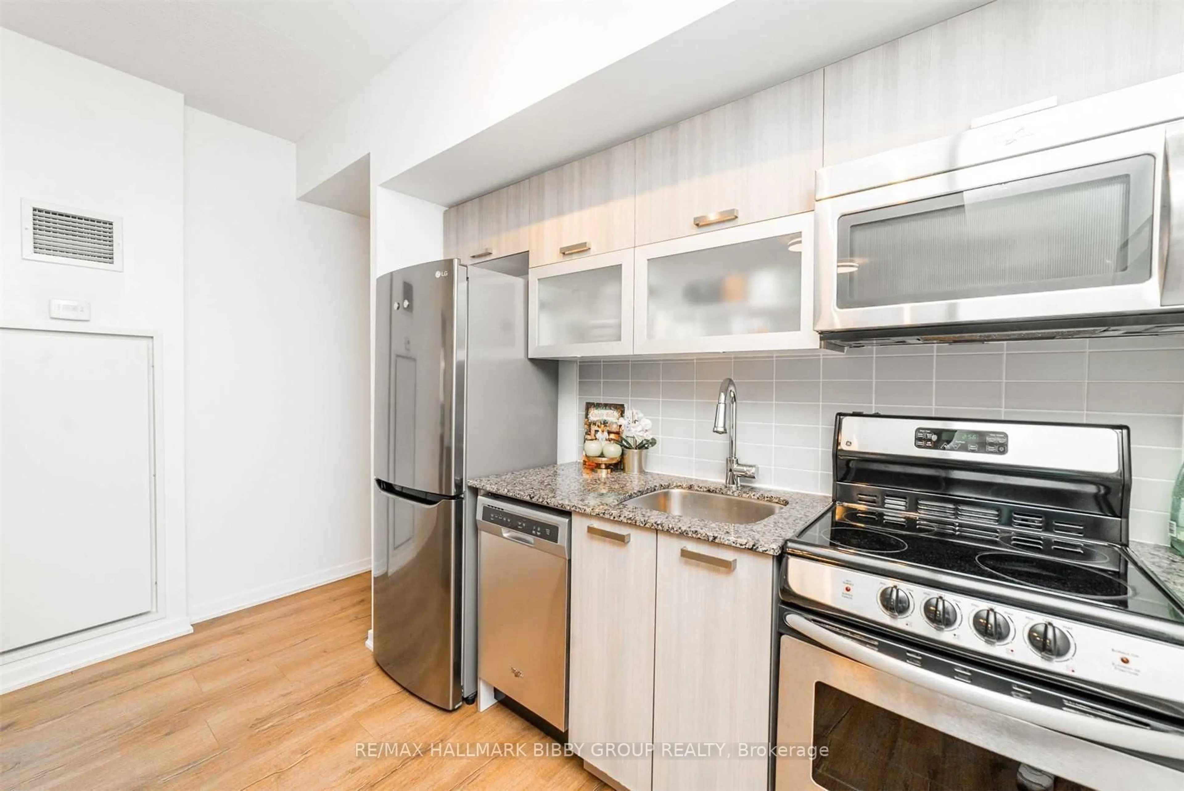 Standard kitchen, unknown for 68 Abell St #622, Toronto Ontario M6J 0A2