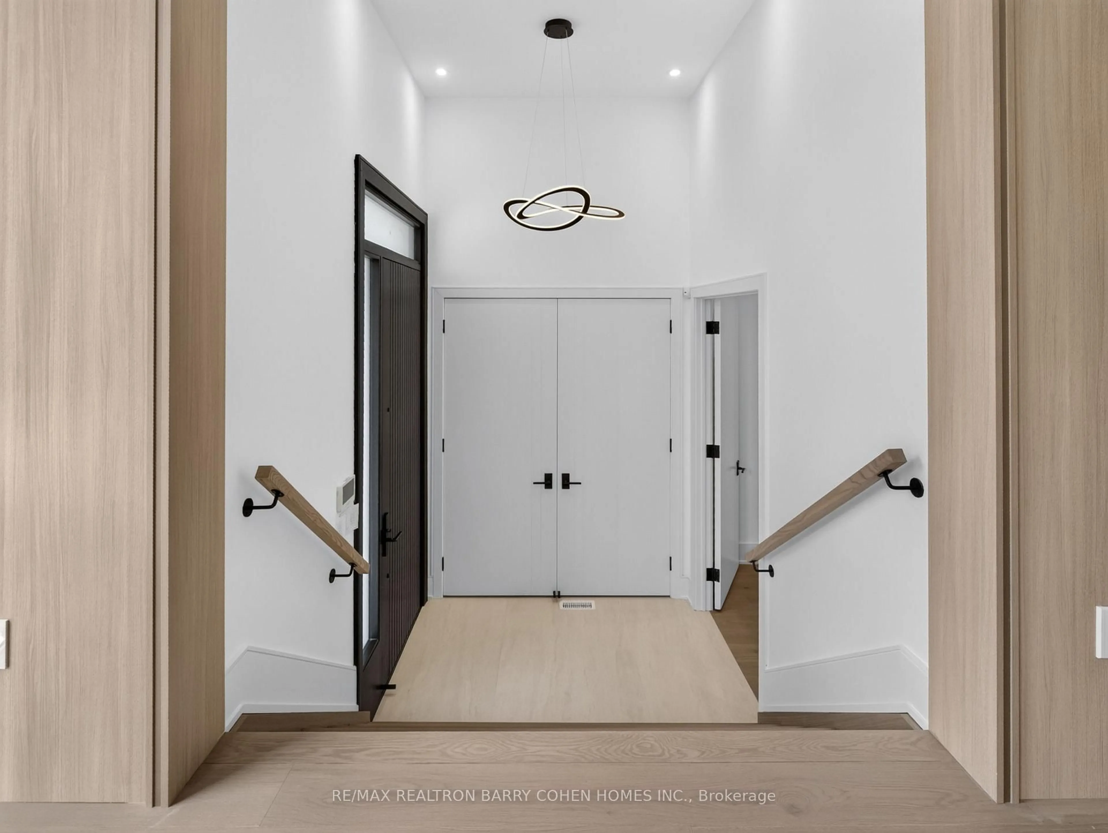 Indoor foyer for 243 Florence Ave, Toronto Ontario M2N 1G7