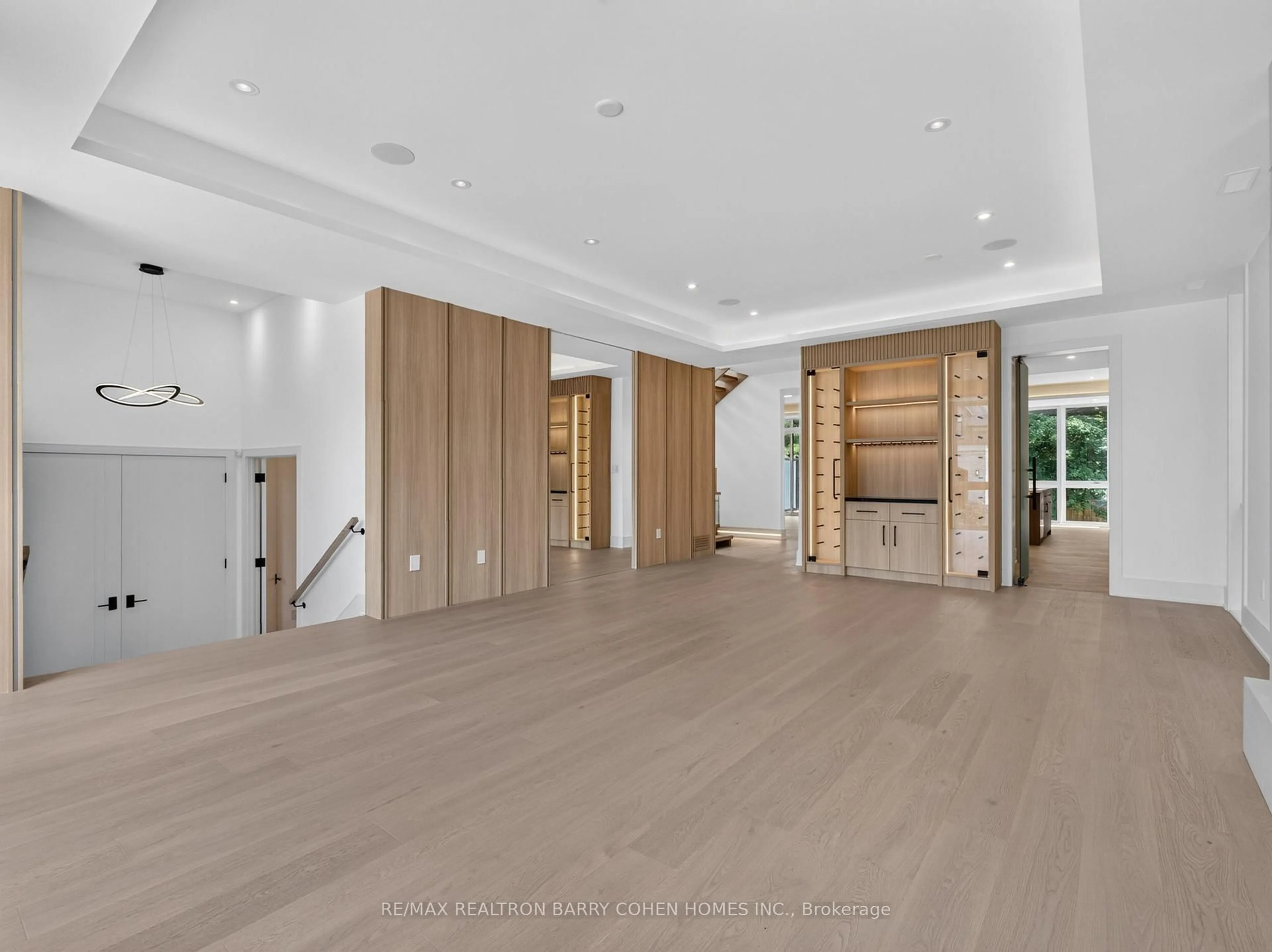 Indoor foyer for 243 Florence Ave, Toronto Ontario M2N 1G7