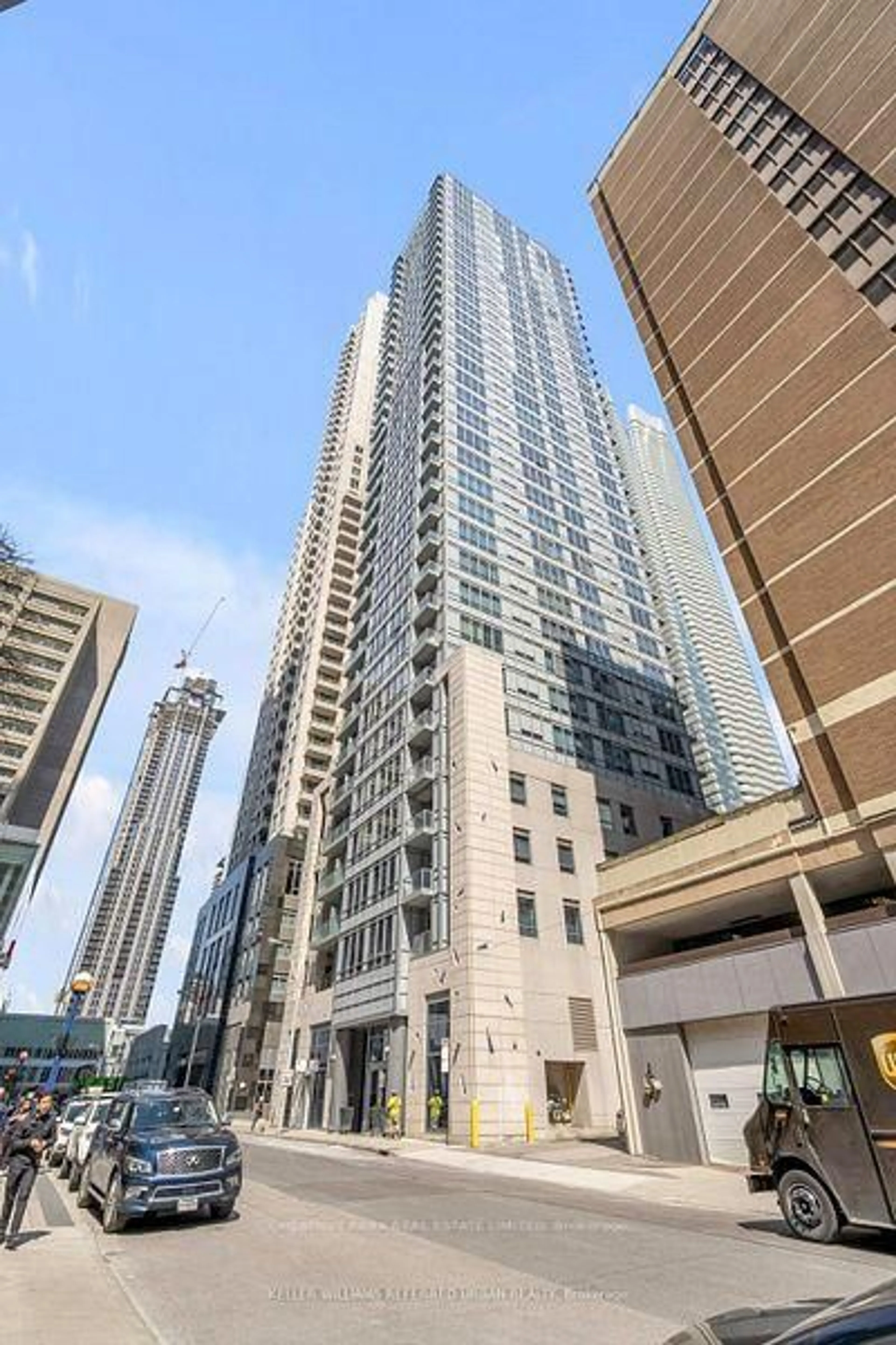 Indoor foyer for 21 Balmuto St #802, Toronto Ontario M4Y 1W4