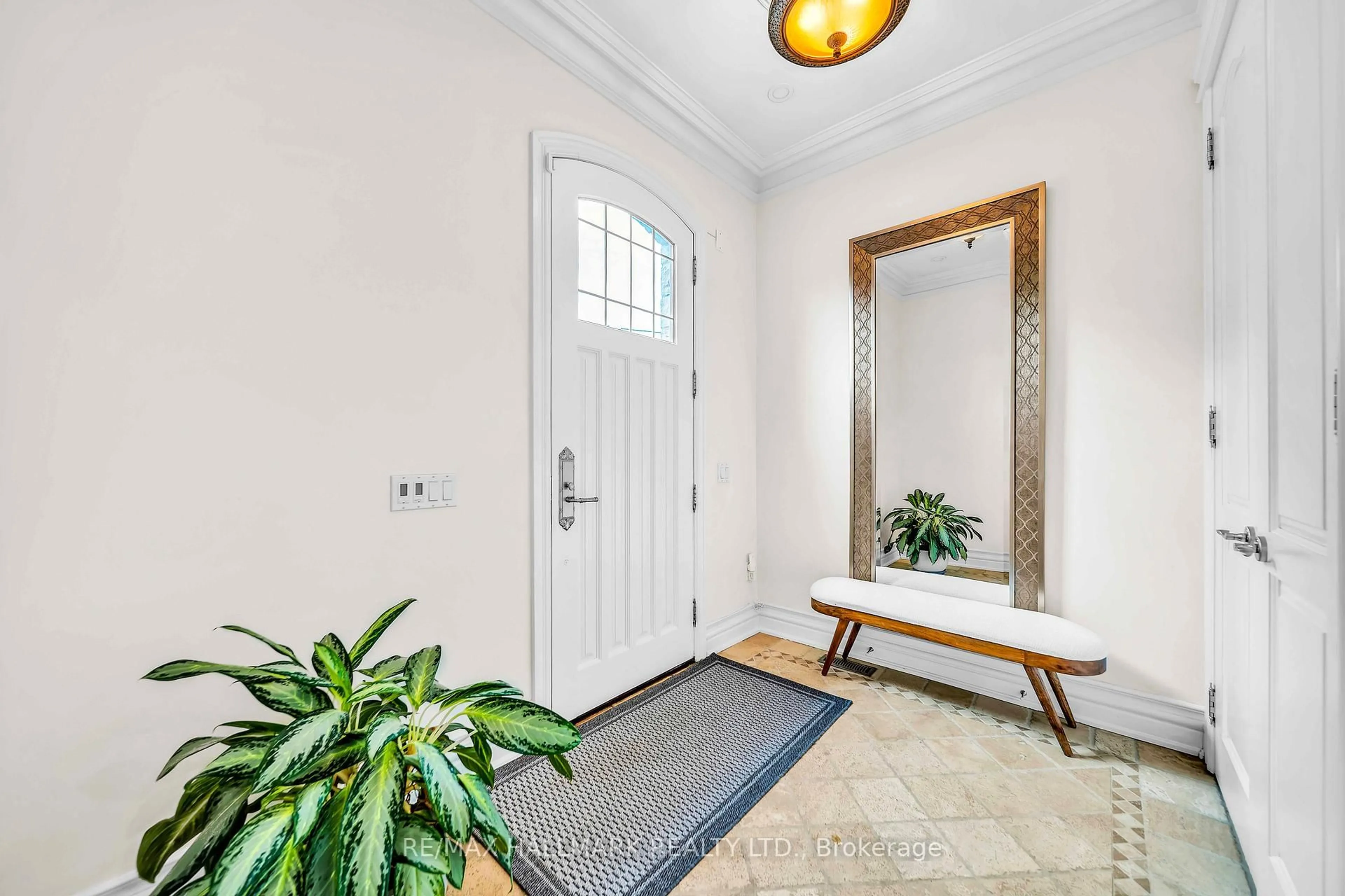 Indoor entryway for 124 Felbrigg Ave, Toronto Ontario M5M 2M5