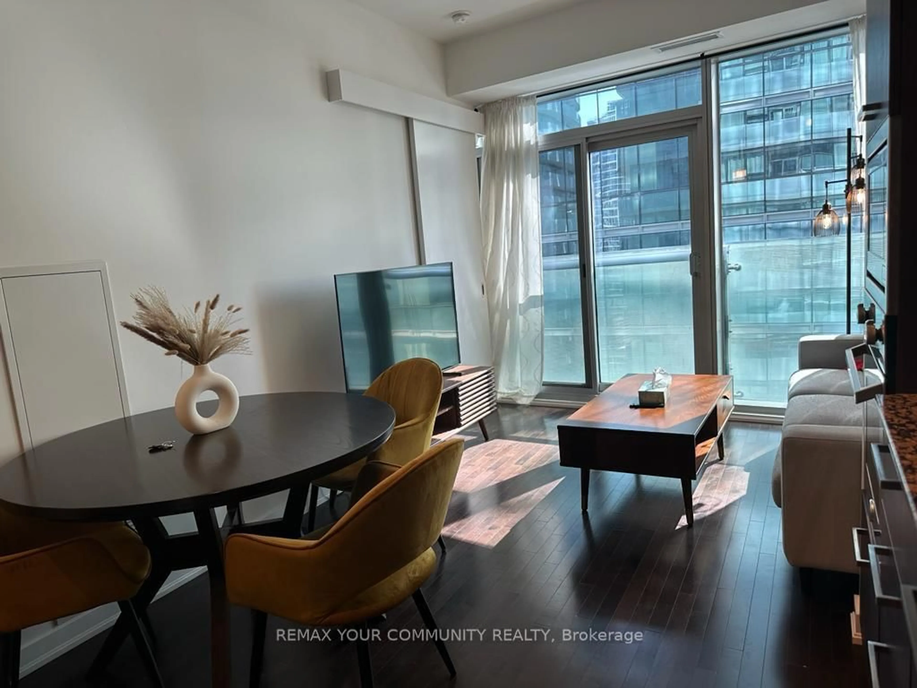 A pic of a room for 14 York St #1709, Toronto Ontario M5J 0B1