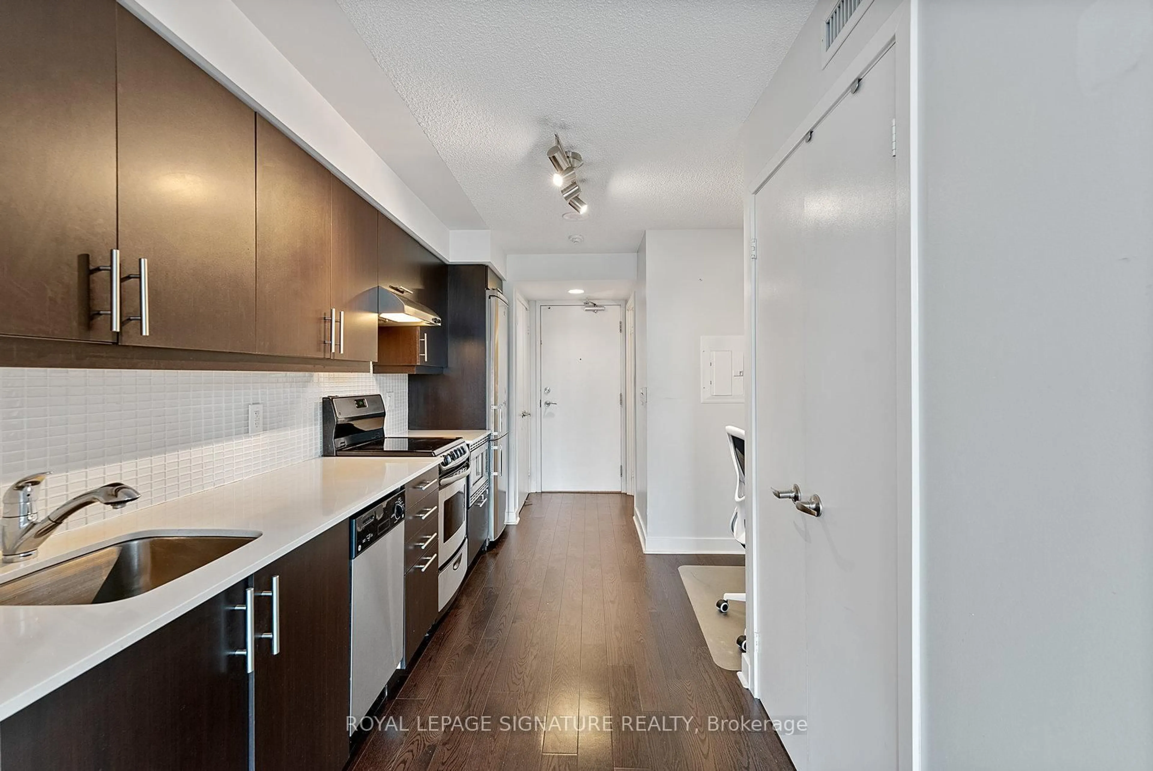Standard kitchen, wood/laminate floor for 320 Richmond St #718, Toronto Ontario M5A 1P9