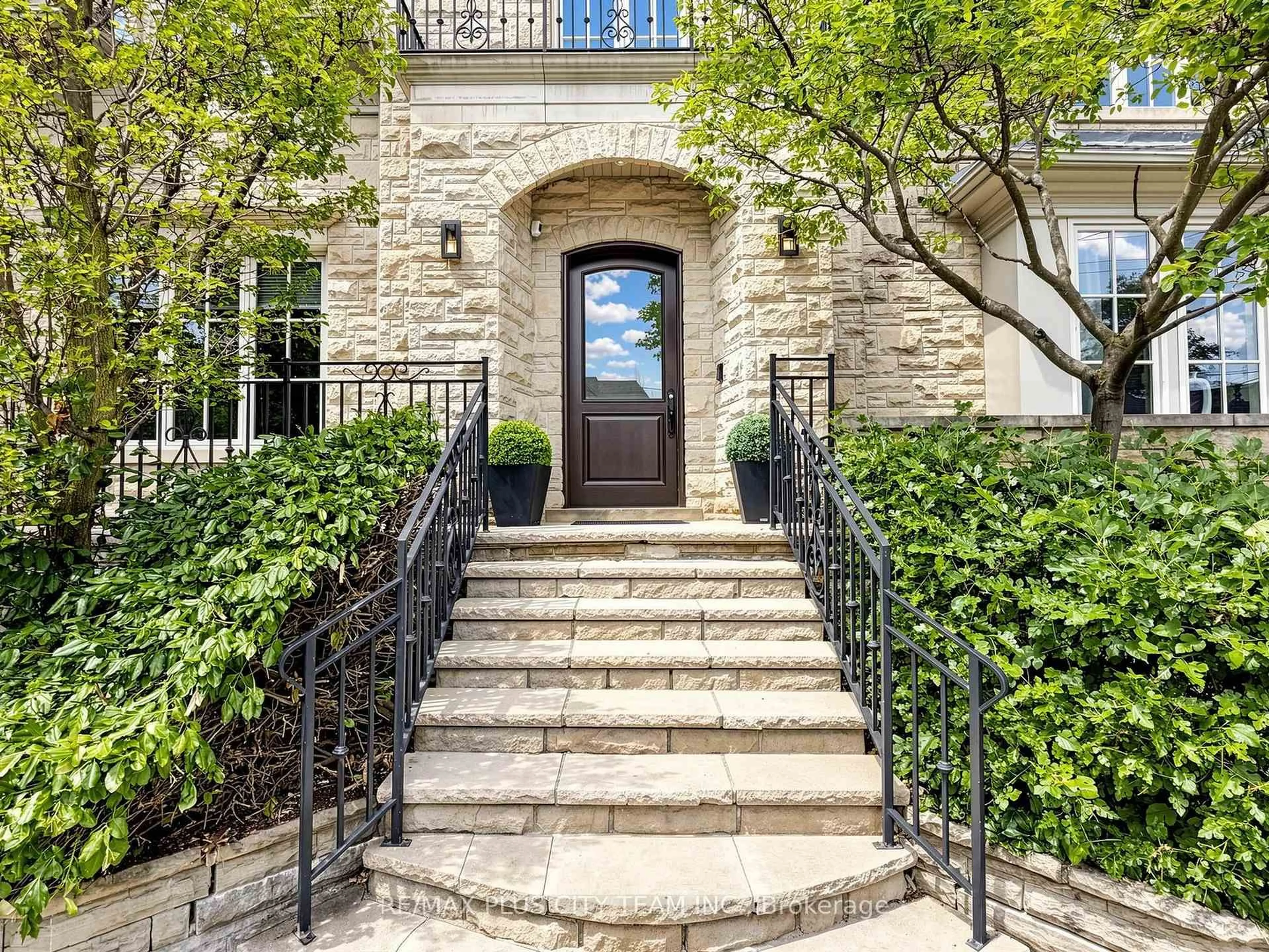 Indoor entryway for 208 Carmichael Ave, Toronto Ontario M5M 2X3