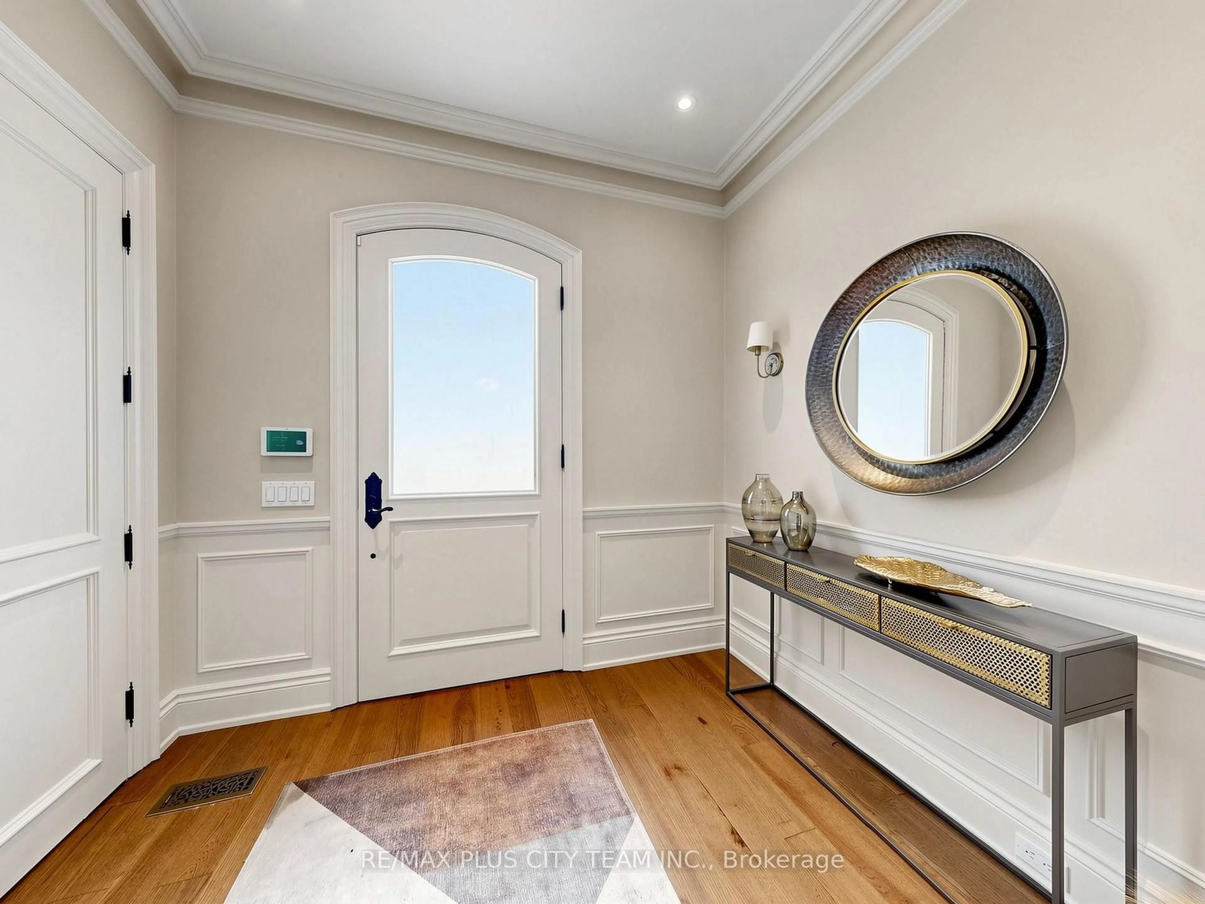 Indoor entryway for 208 Carmichael Ave, Toronto Ontario M5M 2X3