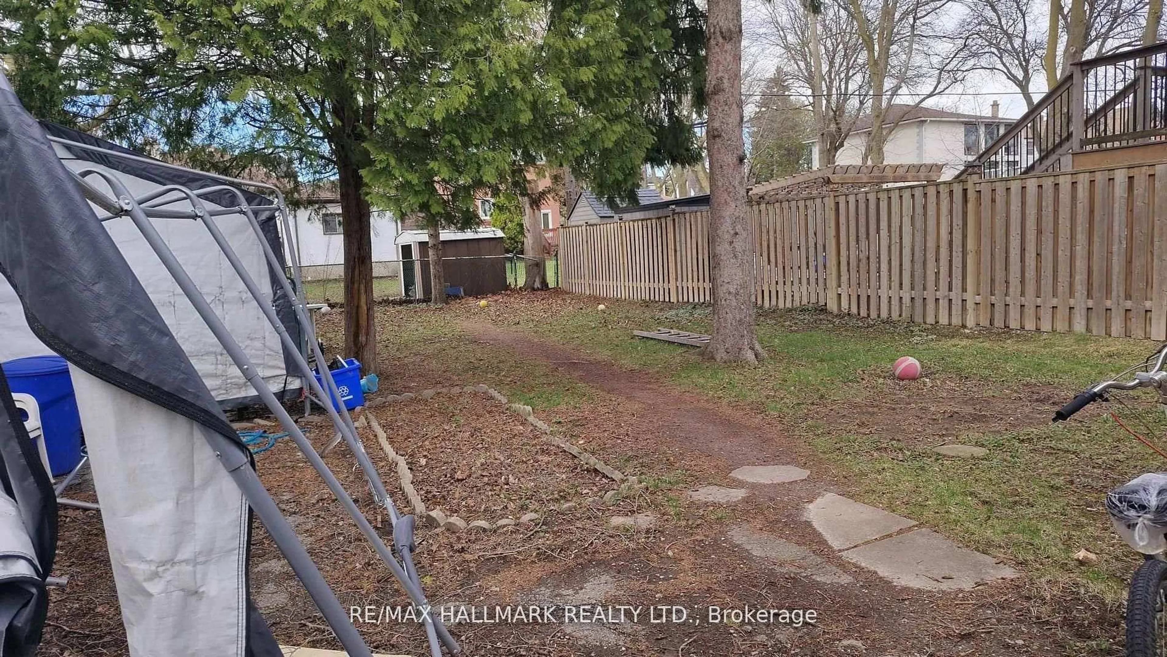 A pic from outside/outdoor area/front of a property/back of a property/a pic from drone, street for 46 Madawaska Ave, Toronto Ontario M2M 2P9