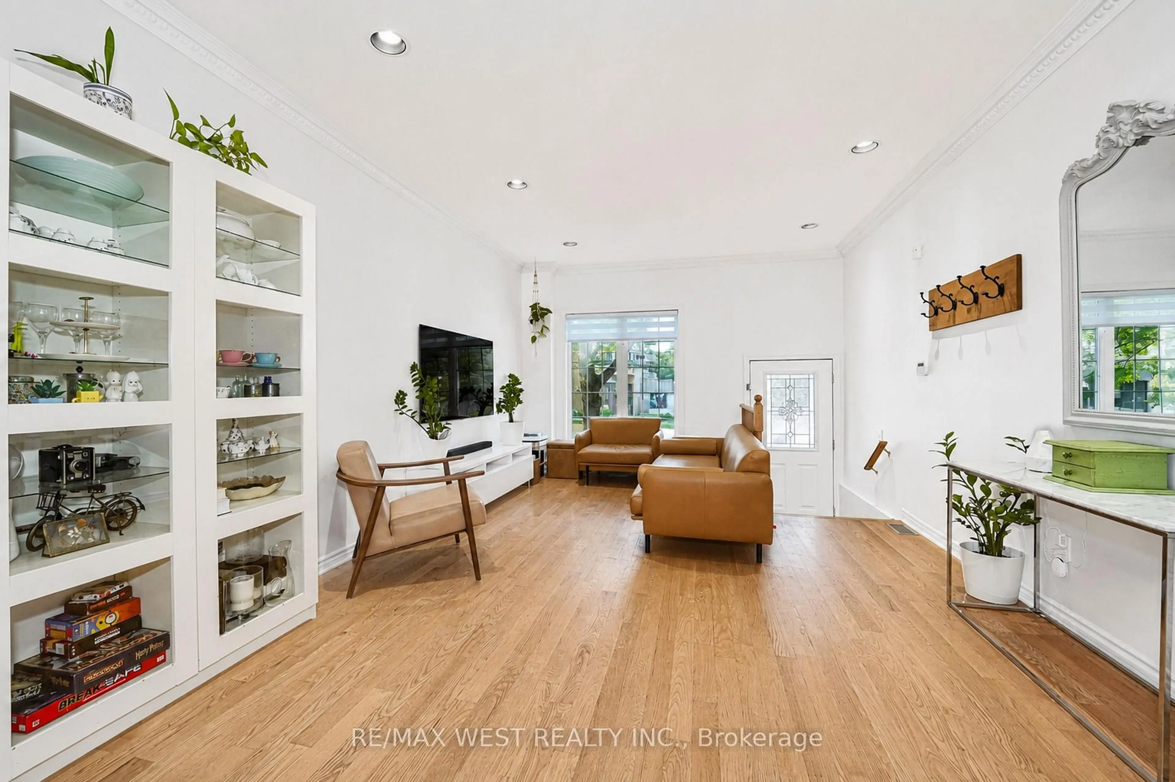 Living room with furniture, unknown for 757 Sheppard Ave #11, Toronto Ontario M3H 2S9
