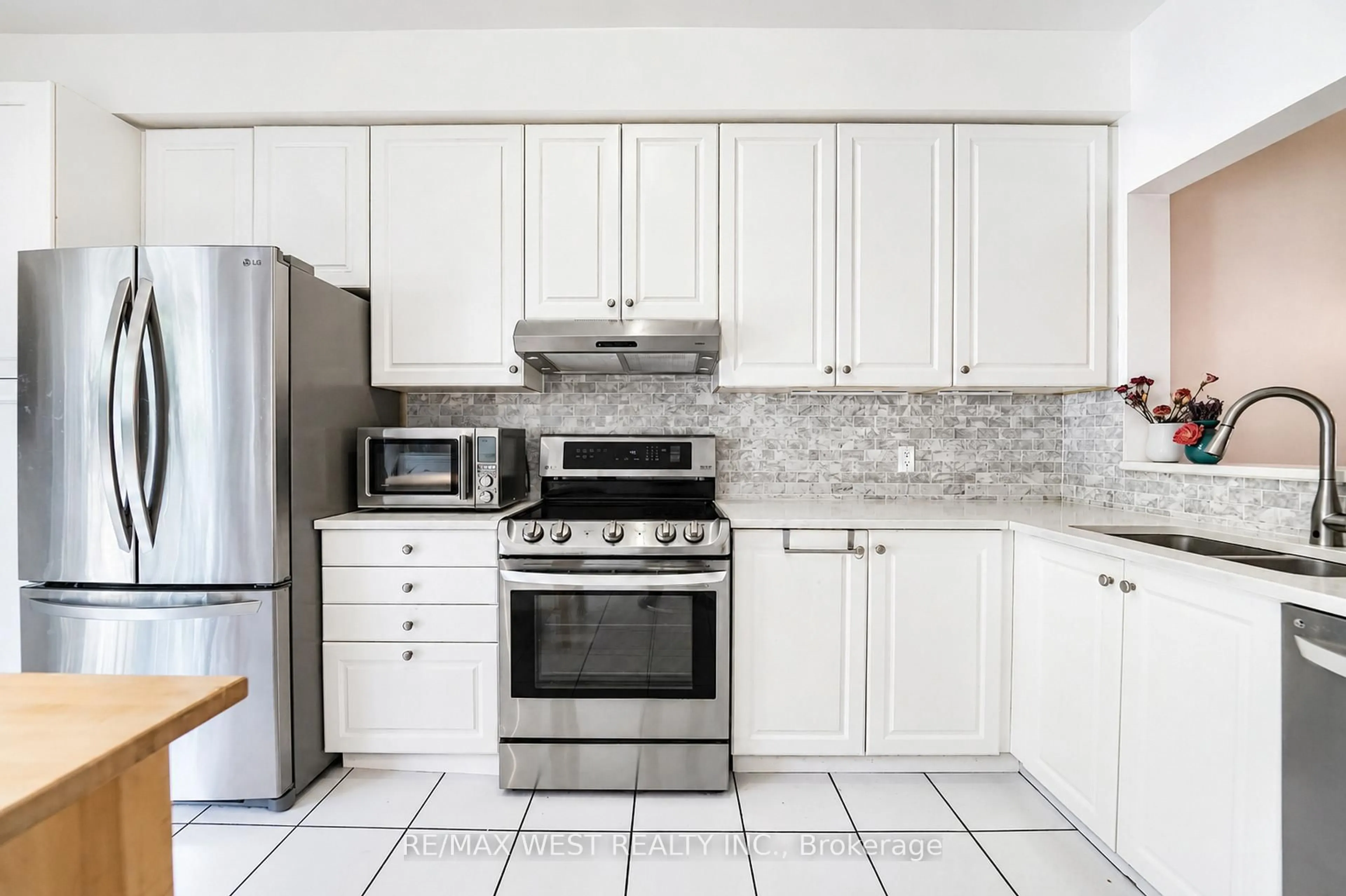 Standard kitchen, ceramic/tile floor for 757 Sheppard Ave #11, Toronto Ontario M3H 2S9