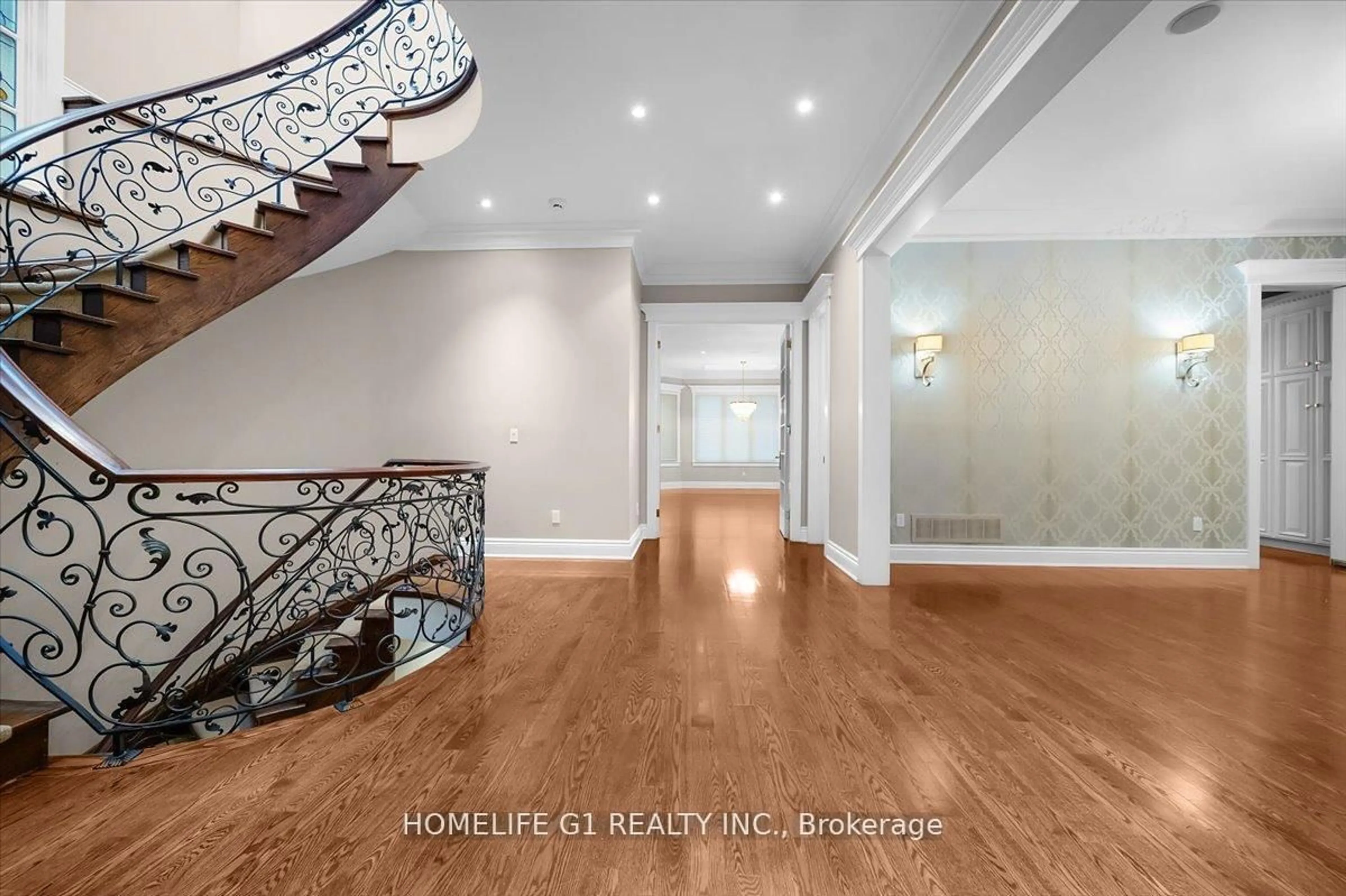 Indoor entryway for 210 St Leonards Ave, Toronto Ontario M4N 1K7