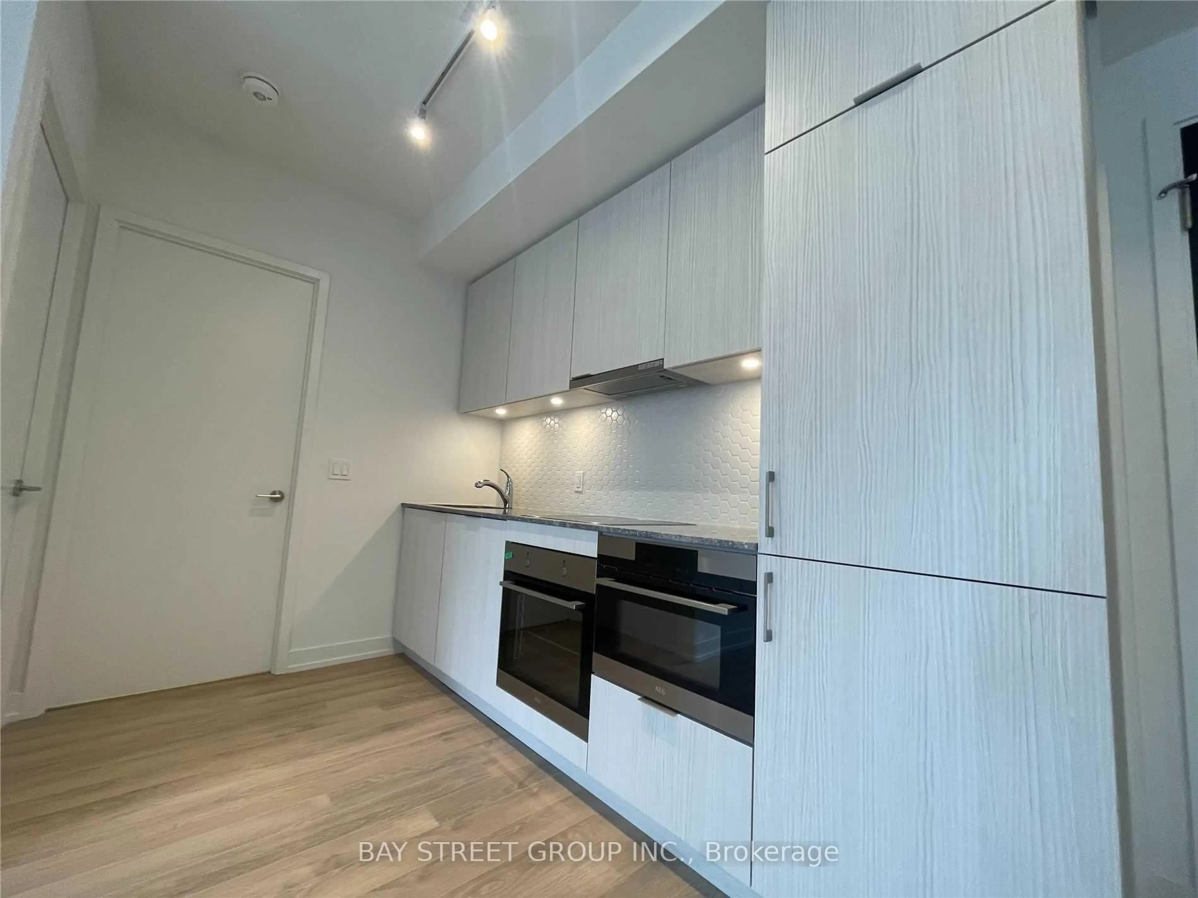 Standard kitchen, wood/laminate floor for 158 Front St #214, Toronto Ontario M5A 0K9