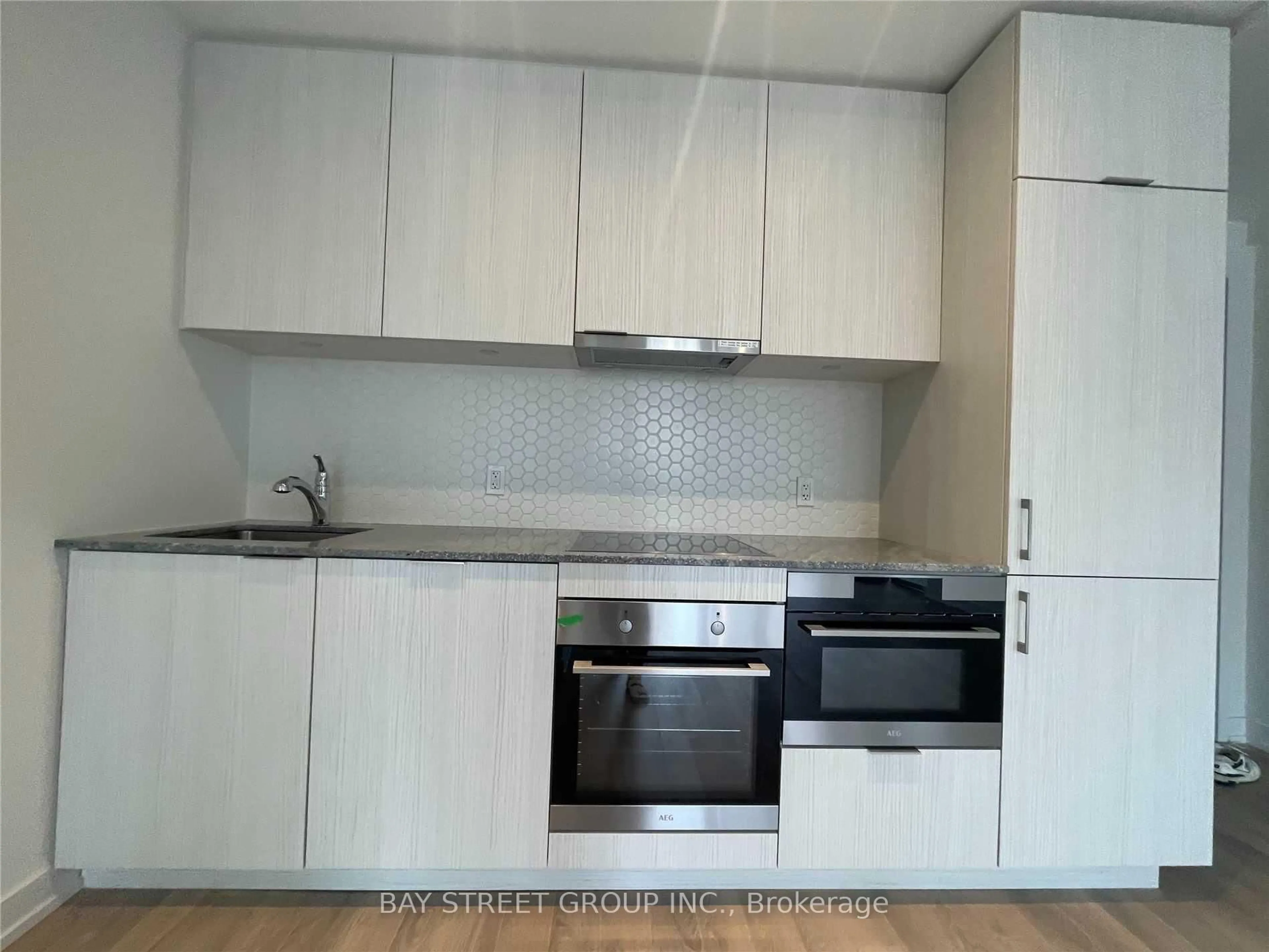 Standard kitchen, wood/laminate floor for 158 Front St #214, Toronto Ontario M5A 0K9