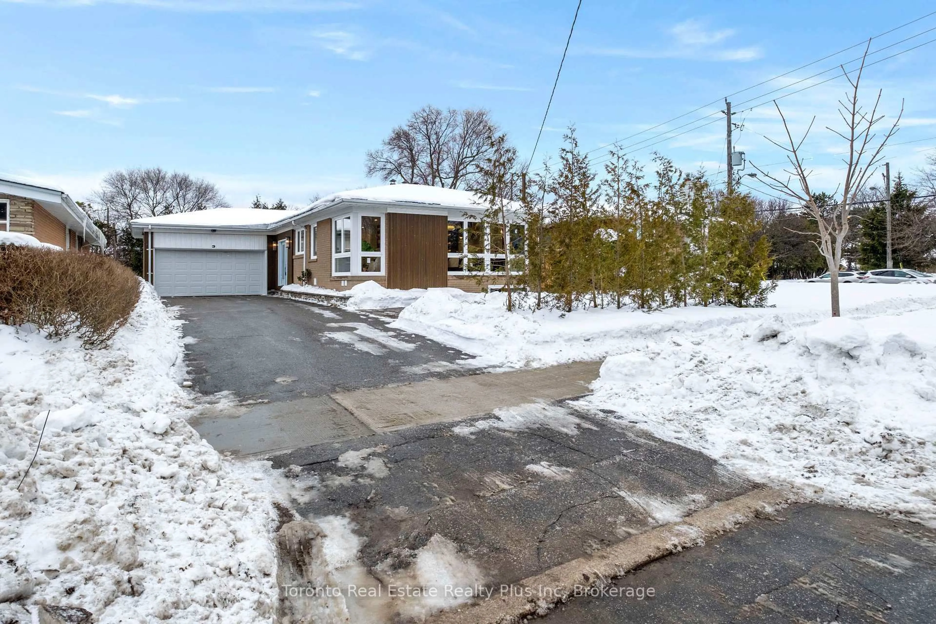 A pic from outside/outdoor area/front of a property/back of a property/a pic from drone, street for 3 Blithfield Ave, Toronto Ontario M2K 1X9