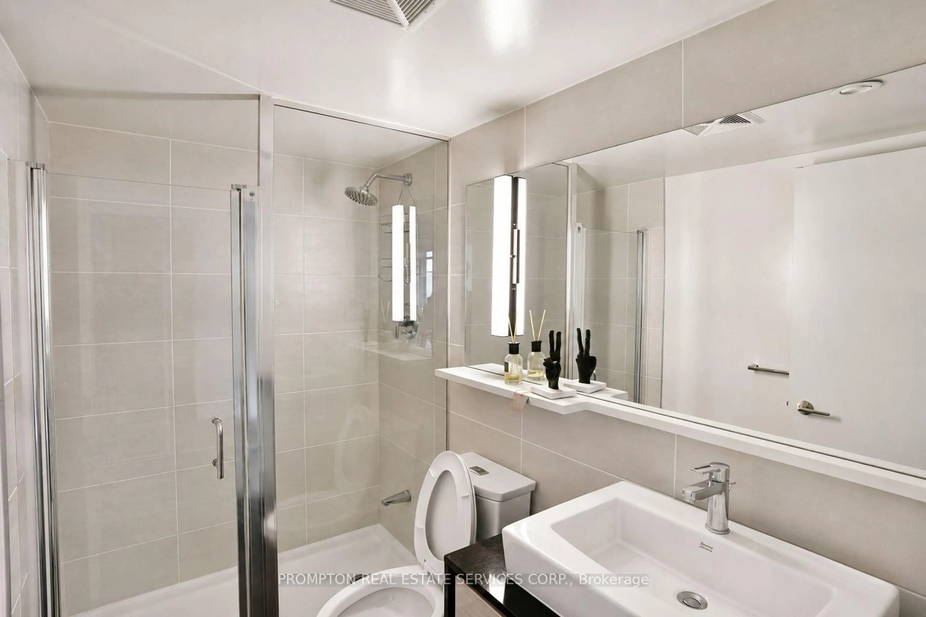 Standard bathroom, ceramic/tile floor for 72 Esther Shiner Blvd #717, Toronto Ontario M2K 2X9