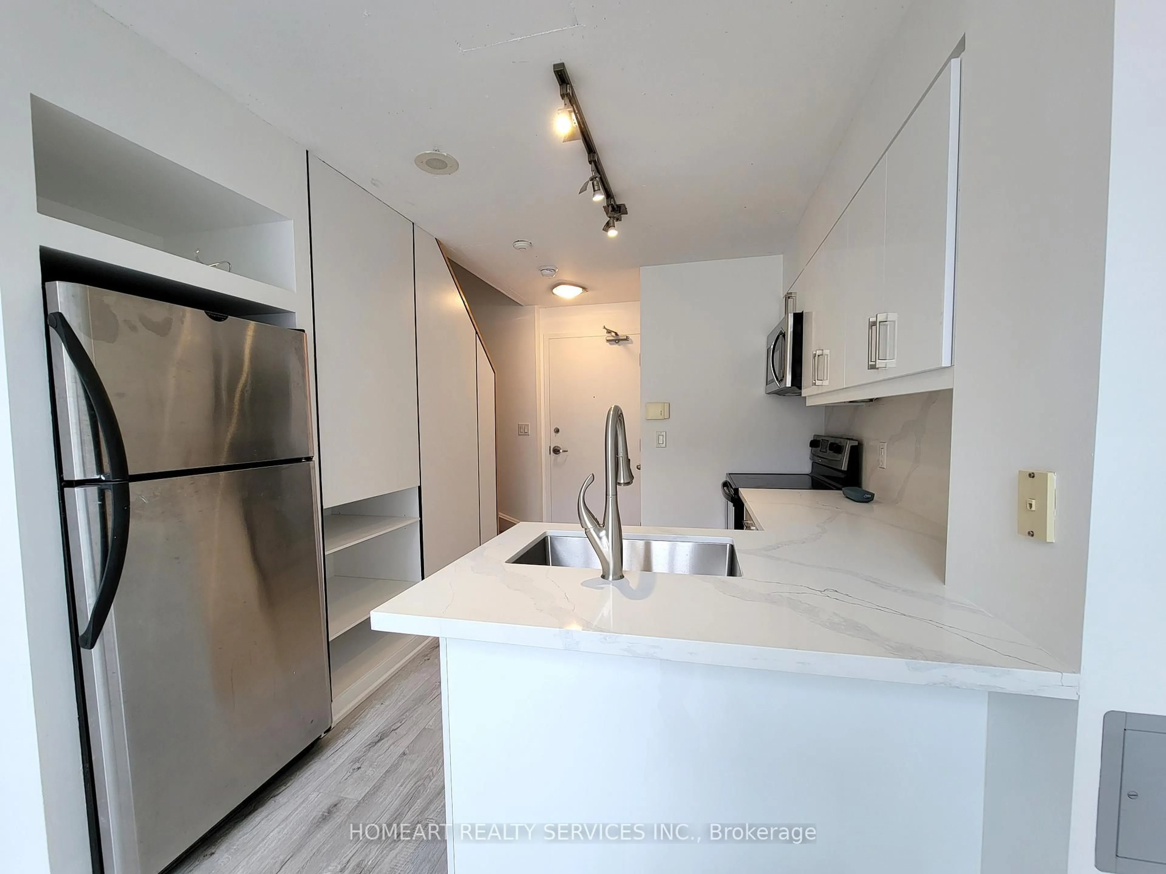 Unknown for 255 Richmond St #404, Toronto Ontario M5A 4T7