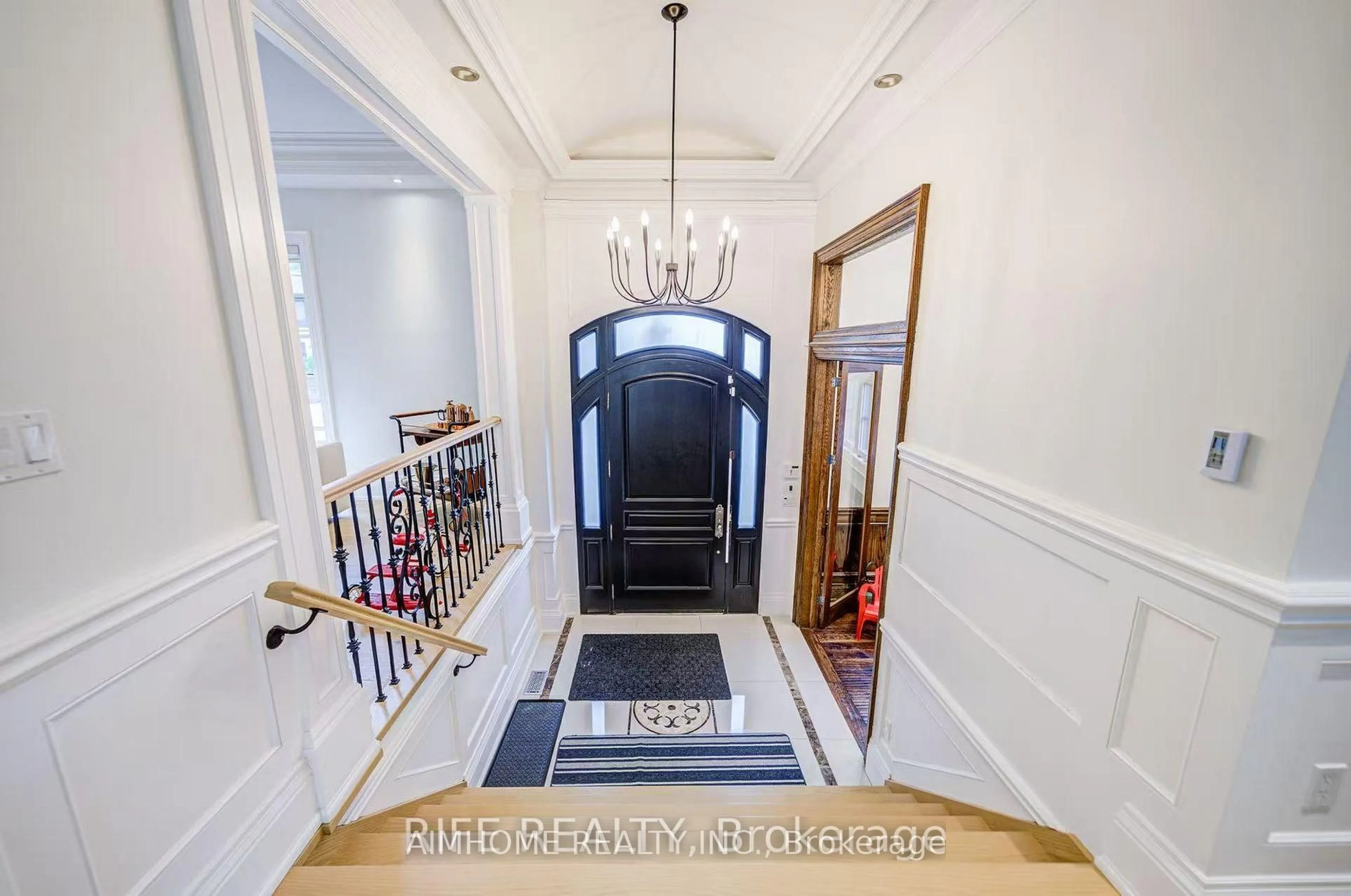 Indoor entryway for 103 Burndale Ave, Toronto Ontario M2N 1S8