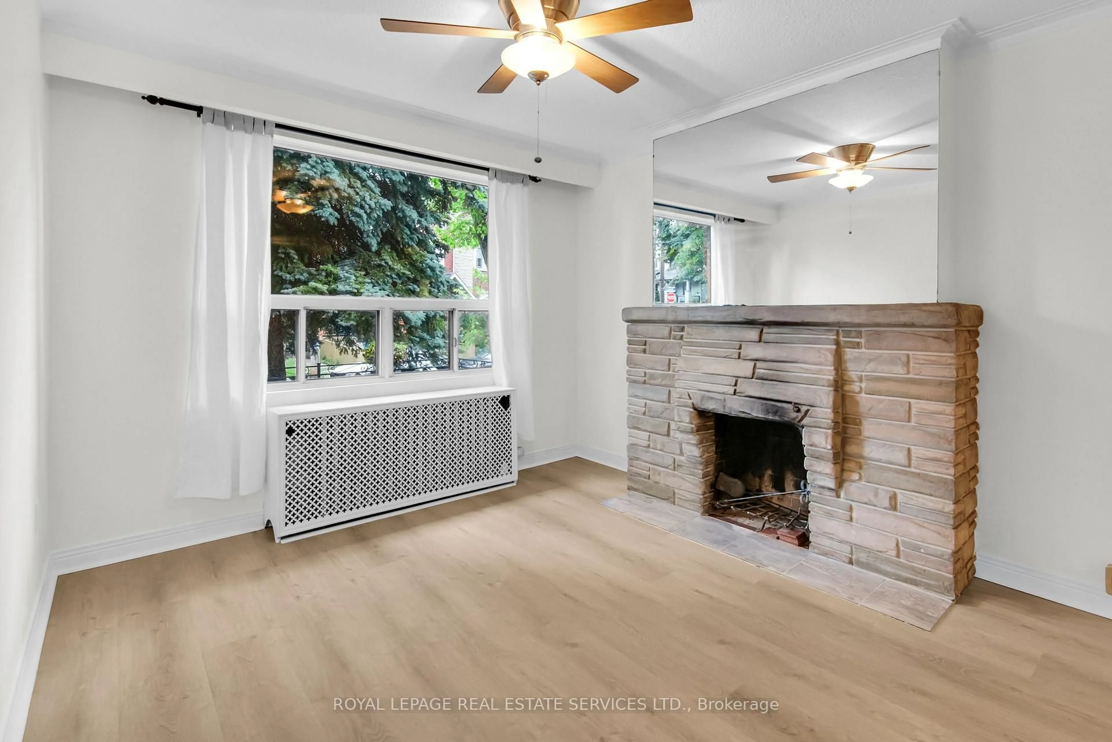 Living room with furniture, unknown for 56 Arlington Ave, Toronto Ontario M6G 3K8