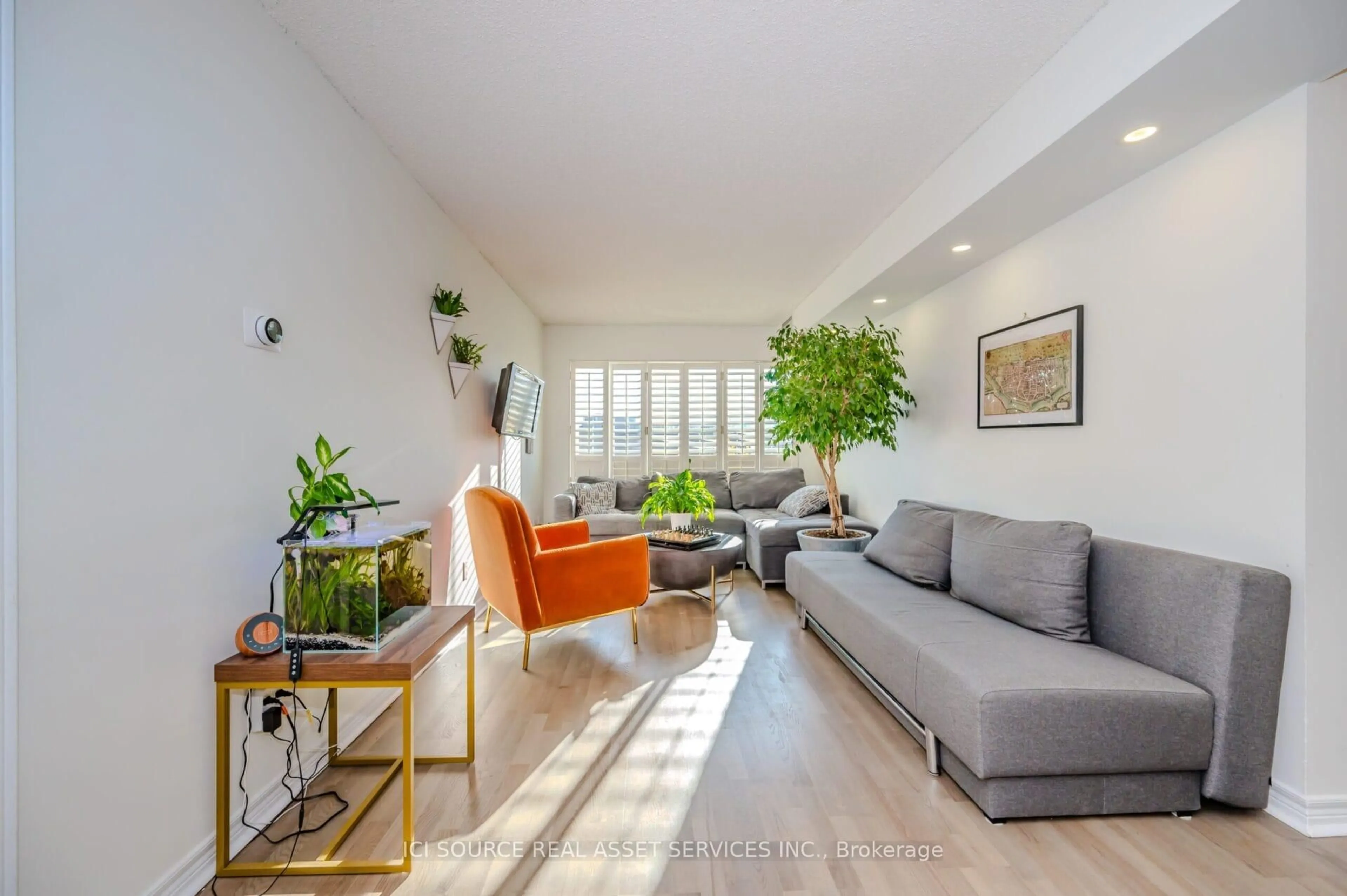 Living room with furniture, unknown for 211 Randolph Rd #316, Toronto Ontario M4G 4H1
