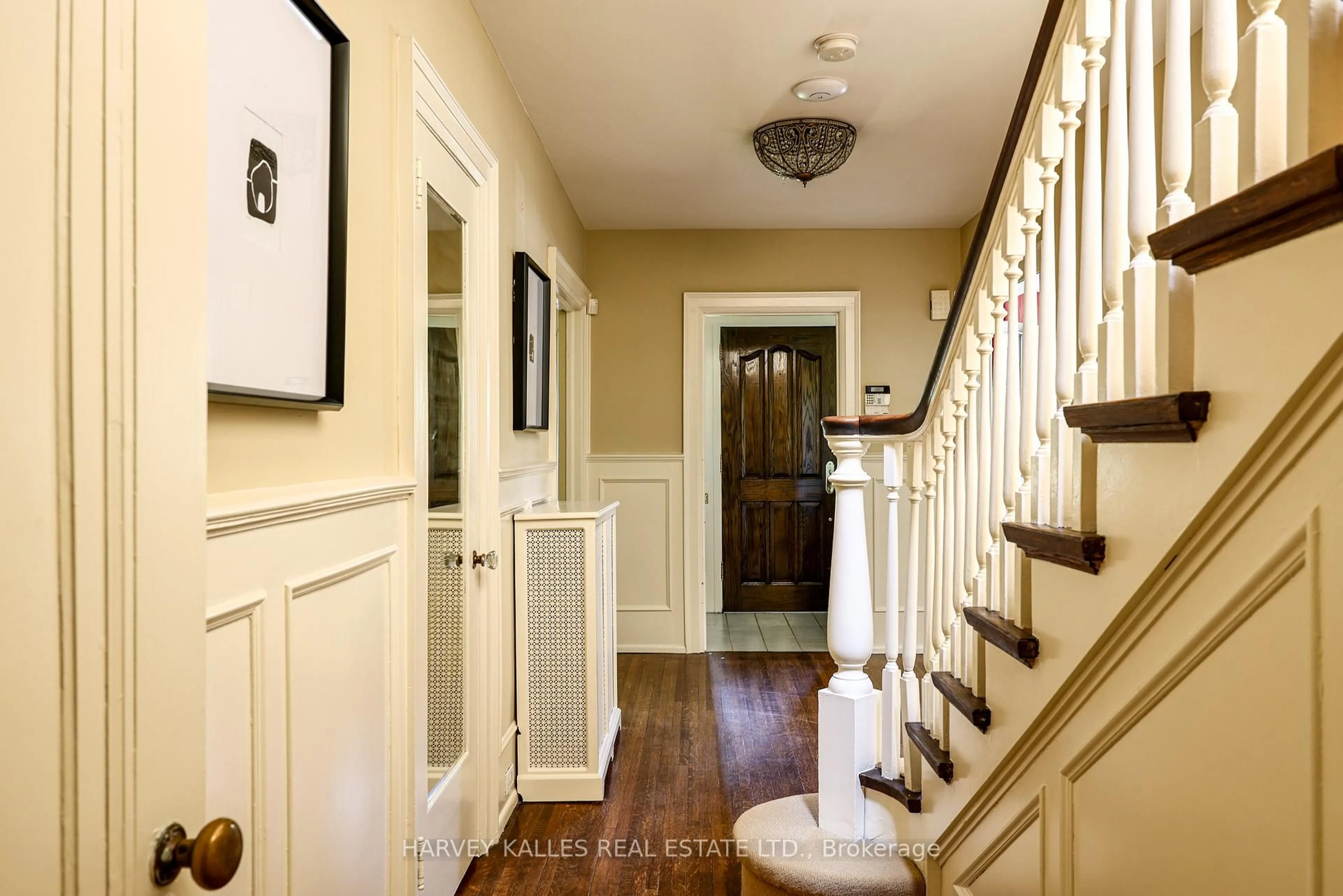 Indoor entryway for 127 Strathallan Blvd, Toronto Ontario M5N 1S9