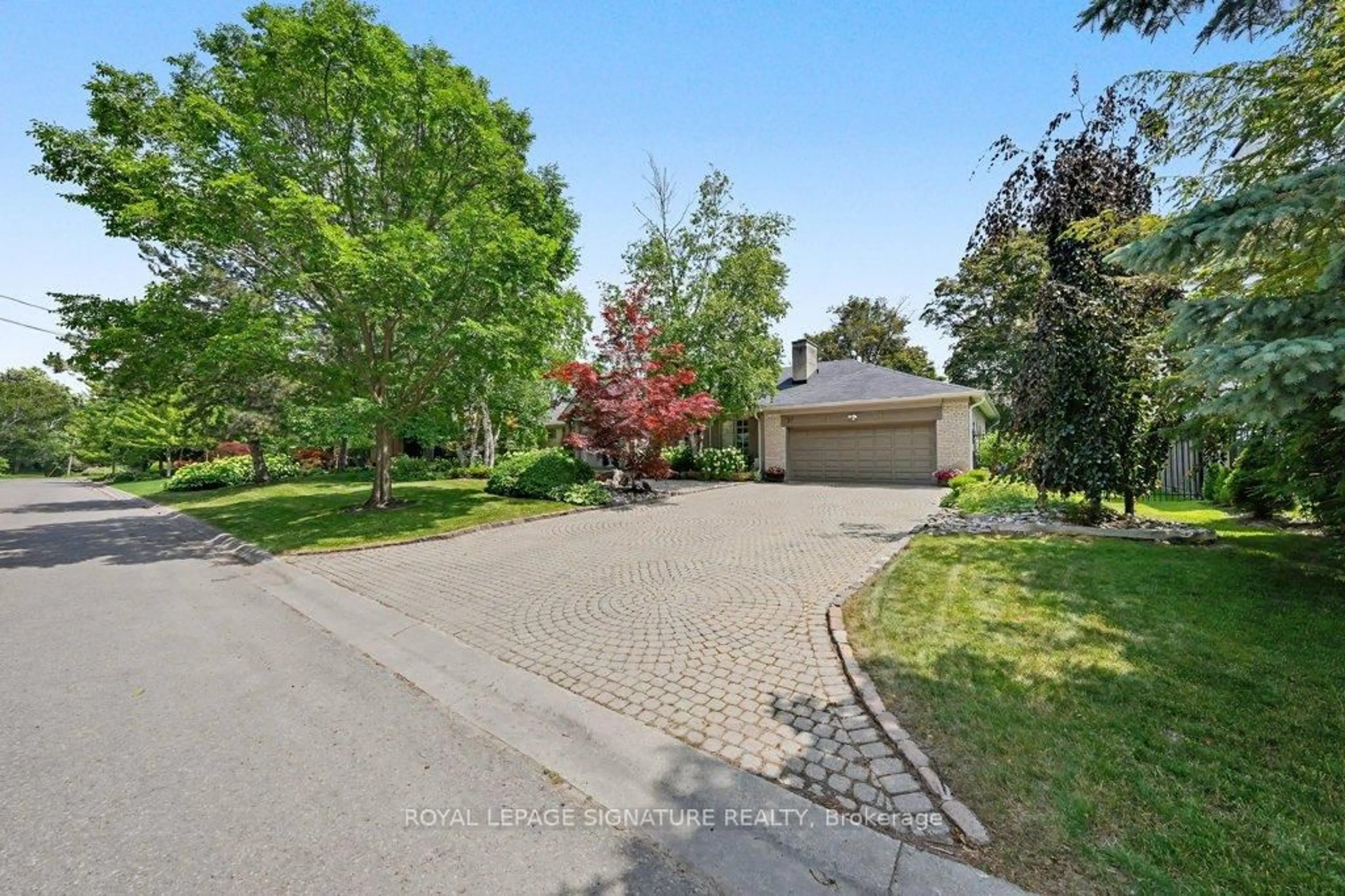 A pic from outside/outdoor area/front of a property/back of a property/a pic from drone, street for 57 Wimpole Dr, Toronto Ontario M2L 2L2
